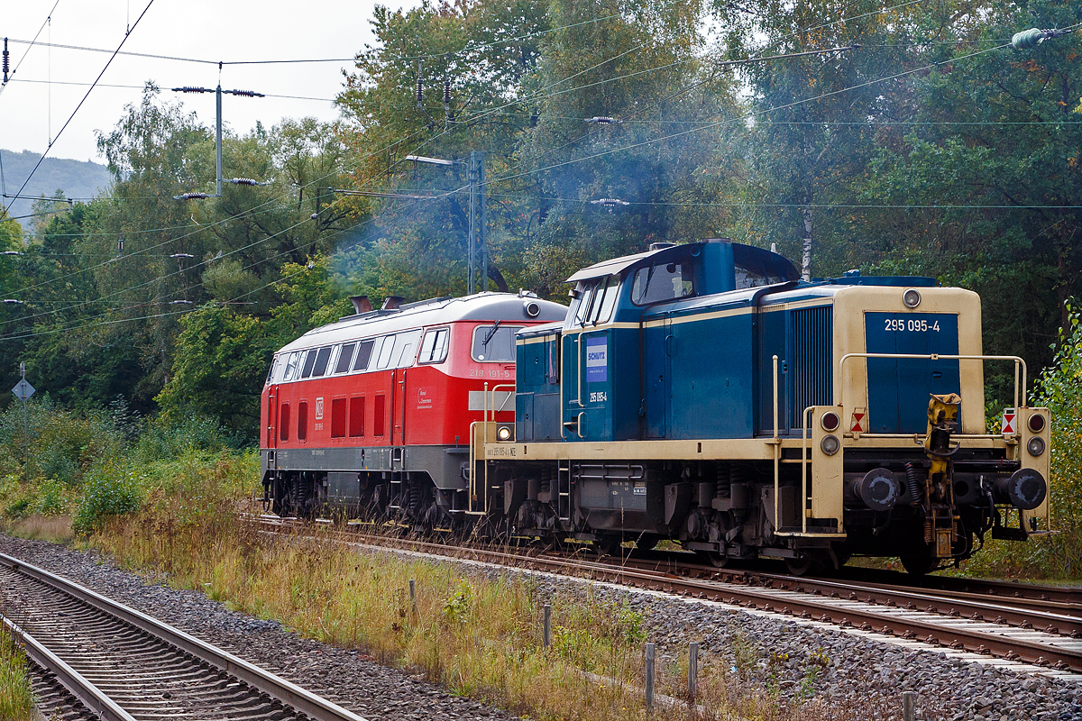 Die 218 191-5 (92 80 1218 191-5 D-MZE) der MZE - Manuel Zimmermann Eisenbahndienstleistungen, Hellenhahn-Schellenberg (Ww), ex DB 218 191-5, mit der  V 90 - 295 095-4 (98 80 3295 095-4 D-MZE) der Schütz GmbH & Co. KGaA (Selters) eingestellt durch die MZ Eisenbahndienstleistungen im Schlepp, haben Betzdorf via Herdorf über die Hellertalbahn (KBS 462) kommend am 28.09.2021 Haiger erreicht. Nach einem kurzen Hp 0 geht es nun auf die Dillstrecke (KBS 445) in Richtung Dillenburg weiter.

Lebensläufe der Loks:
Die V 164 (BR 218) wurde 1973 bei Krupp unter der Fabriknummer 5205 gebaut und an die DB geliefert, im Juli 2018 wurde sie dann ausgemustert und an Manuel Zimmermann Eisenbahndienstleistungen verkauft.

Die V 90 wurde 1978 von MaK (Maschinenbau Kiel) unter der Fabriknummer 1000768 gebaut und als 291 095-8 an Deutsche Bundesbahn geliefert. Nach dem Umbau auf Funkfernsteuerung im Jahr 2003 durch DB Fahrzeuginstandhaltung GmbH in Cottbus erfolgte die Umzeichnung DB 295 095-4. Die Ausmusterung bei der DB AG erfolgte 2013 und sie wurde an die Railsystems RP GmbH verkauft (98 80 3295 095-4 D-RPRS). 2015 ging sie dann an die A.V.G. Ascherslebener Verkehrsgesellschaft mbH (98 80 3295 095-4 D-ASLVG) und seit 2019 ist sie bei der Schütz GmbH & Co. KGaA in Selters (Westerwald).
