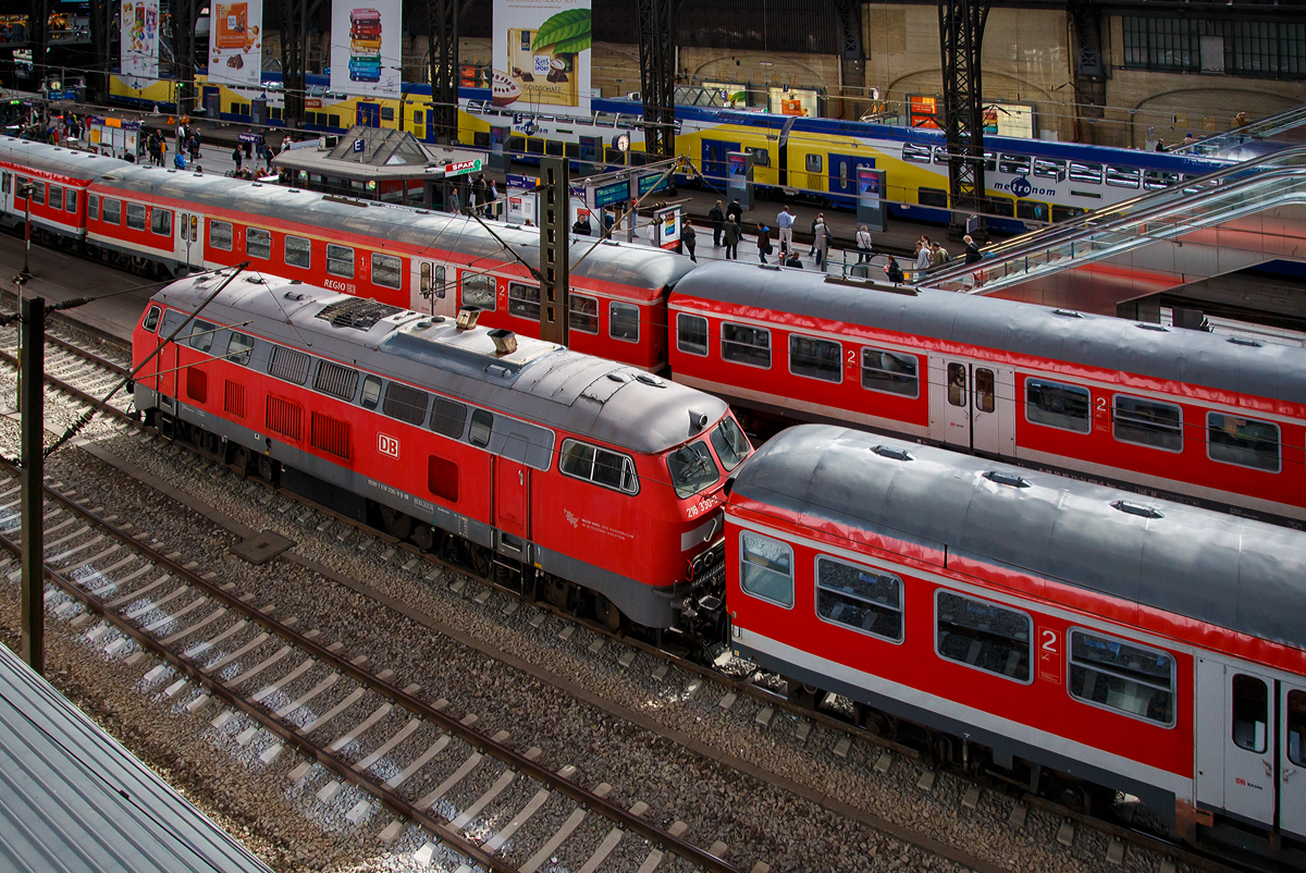 Die 218 330-9 (92 80 1218 330-9 D-DB) der DB Regio AG am 16.06.2015 im Hbf Hamburg mit einem Regionalzug.
 
Die V 160 wurde 1975 vom Krupp unter der Fabriknummer 5323 gebaut und als 218 330-9 an die Deutsche Bundesbahn geliefert.