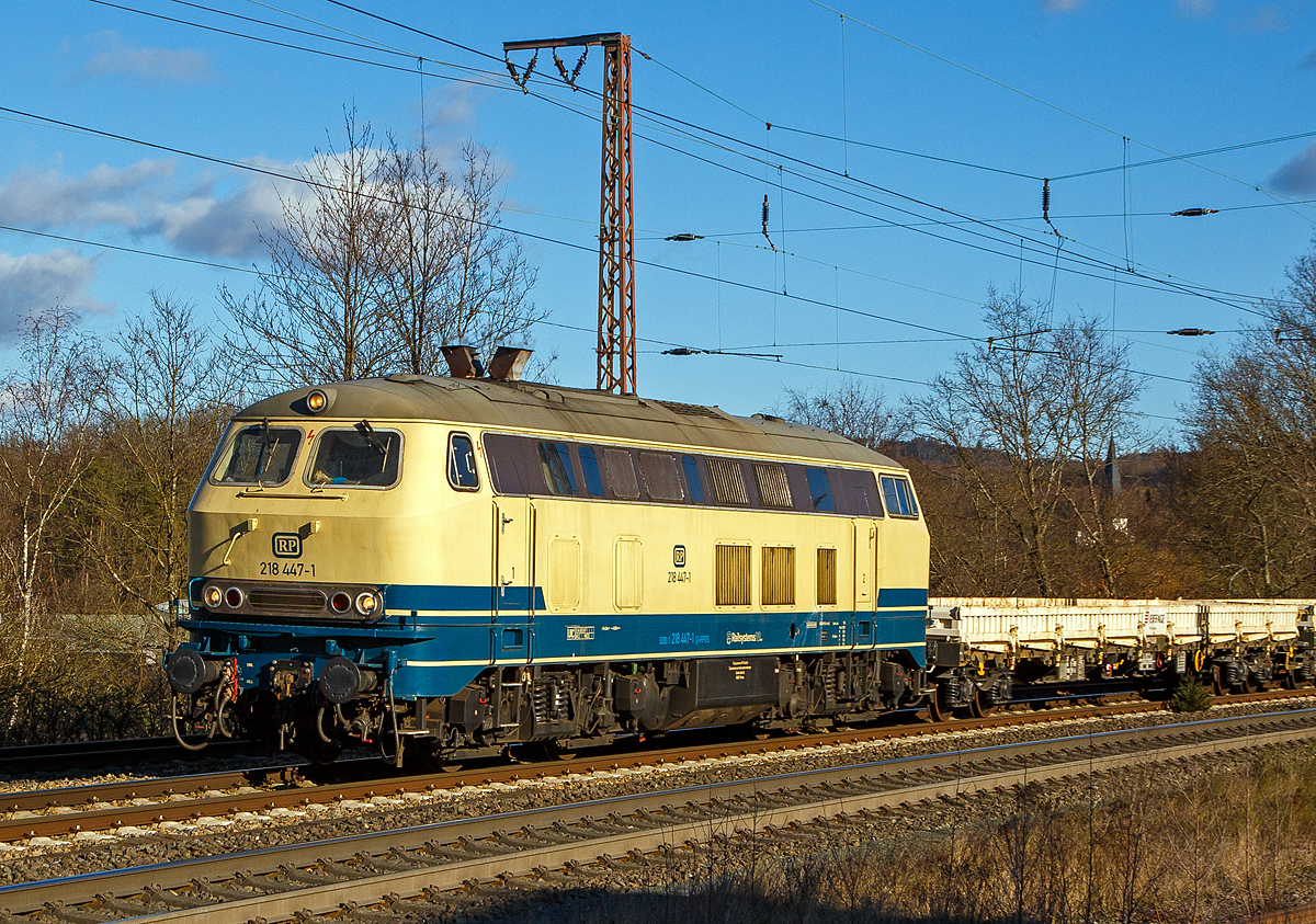 Die 218 447-1 (92 80 1218 447-1 D-RPRS) der Railsystems RP GmbH (Gotha) fährt am 27.02.2021, mit einem Bauzug (leere Flachwagen und GOTTWALD Gleisbauschienenkran GS 20.08 T) der Eiffage Rail, durch Rudersdorf (Kr. Siegen) über die Dillstrecke (KBS 445) in Richtung Siegen.

Die V164 wurde 1977 von Henschel & Sohn in Kassel unter der Fabriknummer 32041 gebaut und an die Deutsche Bundesbahn geliefert. Bis 2017 war sie im Bestand der DB AG. Sie hat die Zulassungen für D, A, B, CH, F, DK, NS, CS (und H nur mit eingeschränkter).