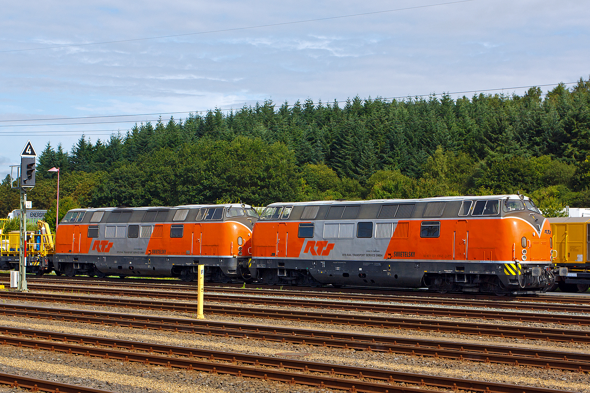 
Die 221 105-0 (92 80 1221 105-0 D-RTS) und 221 134-0 (92 80 1221 134-0 D-RTS) der Rail Transport Service Germany GmbH (RTS) abgestellt am 18.07.2012 im ICE Bahnhof Montabaur. 

Die 221 105-0  wurde 1962 bei Krauss-Maffei unter der Fabriknummer 18997 gebaut und als DB V200 105 ausgeliefert, 1968 wurde sie in 221 105-0 ungezeichnet, 1989 kam sie dann nach Griechenland als OSE A411, 2002 wieder nach Deutschland zur PEG und 2006 zur EBW als V270.08 . 
Die 221 134-0 wurde 1965 bei Krauss-Maffei unter der Fabriknummer 19254 gebaut und als DB V200 134 ausgeliefert, 1968 wurde sie in 221 134-0 ungezeichnet, 1989 kam sie dann nach Griechenland als OSE A418, 2002 wieder nach Deutschland zur PEG und 2006 zur EBW als V270.07. 

Die Baureihe V 200.1 ist eine Weiterentwicklung der Baureihe V 200.0. Von der Baureihe V 200.0 unterscheidet sich die V 200.1 im Wesentlichen durch die stärkeren Antriebsmotoren von 2 × 1350 PS gegenüber 2 × 1100 PS. Die Höchstgeschwindigkeit beträgt  140 km/h.
Beide V 200.1 bekamen bei der EBW zwei noch stärkere Motoren  mit 2 x 1.380 kW (2 x 1.875 PS = 3750PS).

Technische Daten:
Gebaute Stückzahl:  50
Spurweite: 1.435 mm
Achsformel:  B’B’
Länge über Puffer:  18.440 mm
Drehzapfenabstand:  11.500 mm
Dienstgewicht:  78 t
Radsatzfahrmasse:  19,5 t
Höchstgeschwindigkeit:  140 km/h
Leistungsübertragung:  hydraulisch