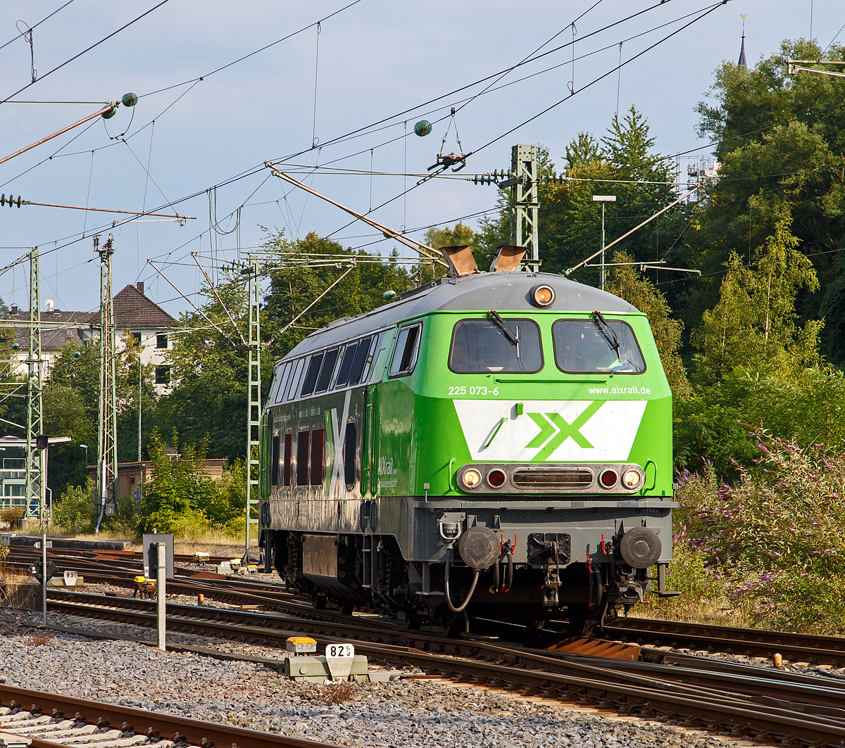 
Die 225 073-6 (92 80 1225 073-6 D-AIX) der AIXrail GmbH am 20.07.2018 beim Manöver in Betzdorf (Sieg). Die V 163 wurde 1970 von MaK in Kiel unter der Fabriknummer 2000078 gebaut und als 215 073-8 an die Deutsche Bundesbahn, 2001 erfolgte die Umzeichnung (nach Umbau) in DB 225 073-6. Im Jahr 2017 wurde sie von der DB Cargo ausgemustert und an die AIXrail verkauft.