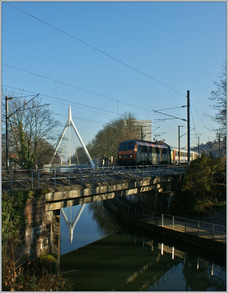 Die 26 149 mit einem TER überquert bei Schleuse 39 in Mulhouse den Rhone-Rhein-Kanal.
(11.12.13)