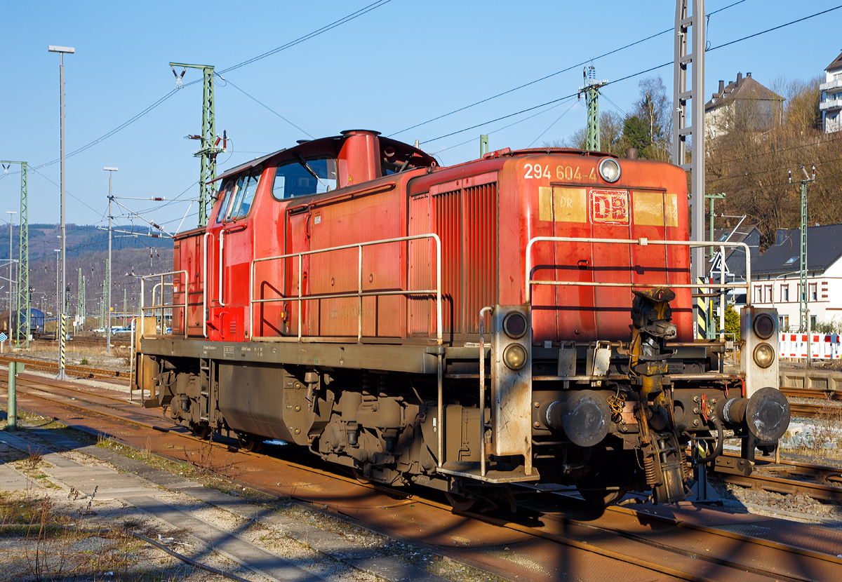 
Die 294 604-4 (98 80 3294 604-4 D-DB), eine remotorisierte  V90 der DB Schenker Rail Deutschland AG, ex DB 294 104-5, ex DB 290 104-9, am 27.02.2016 abgestellt beim Bahnhof Finnentrop.

Die V90 wurde 1968 bei MaK in Kiel unter der Fabriknummer 1000435 gebaut und als 290 104-9 an die DB geliefert. Nach der Ausrüstung mit Funksteuerung wurde1997 in 294 104-5 um bezeichnet. Die Remotorisierung mit einem MTU-Motor 8V 4000 R41, Einbau  einer neuen Lüfteranlage, neuer Luftpresser und Ausrüstung mit dem Umlaufgeländer erfolgten 2003 bei der DB Fahrzeuginstandhaltung GmbH im Werk Cottbus. Daraufhin erfolgte die Umzeichnung in 294 604-4.

Die Baureihe 290 wurde für den schweren Rangierdienst, sowie für Bedien- und Übergabefahrten konzipiert. Die Lok ist eine Weiterentwicklung aus den Streckenlokomotiven der Baureihenfamilie V100 (BR 211 und BR 212) der Deutschen Bundesbahn. Die V90 ist gegenüber der V100 deutlich schwerer und robuster im Rangierdienst. Ursprünglich war geplant, für den schweren Rangierdienst eine ballastierte Variante der V 100 mit verstärktem Rahmen zu beschaffen, die Fahrzeugauslegung war dafür aber nicht geeignet (die Achslast ließ sich so nicht auf die geforderten 20 t erhöhen). 

Nachdem ab dem Jahr 1964 die Vorserienmaschinen (20 Stück) mit dem kleineren Motor der BR 211 von Mak ausgeliefert wurden, begann ab 1966 die Auslieferung der ersten Serienmaschinen. Unterschied zu den Vorserienloks war der etwas stärkere (gedrosselte) MTU MB 12 V 652 TZ (TA) 10 Motor (809 kW/1100 PS) der BR 212 und der damit um 10 km/h auf 80 km/h heraufgesetzten Höchstgeschwindigkeit. Insgesamt wurden 408 Loks ausgeliefert.

Die remotorisierten Maschinen haben nun einen MTU DM 8V 4000 R41 Motor mit 1000 kW/1360 PS Leistung bei 1800 U/min, sie erfüllen die Abgasnorm UIC Kodex 624V, Stufe II.

Technische Daten:
Achsanordnung: B'B'
Spurweite: 1.435 mm
Länge über Puffer: 14.320 mm
Breite: 3.100 mm
Drehzapfenabstand: 7.000 mm
Gesamtachsstand: 9.500 mm
Höchstgeschwindigkeit: 80 km/h Streckengang / 40 km/h Rangiergang 
kleinste Dauergeschwindigkeit: 9 km/h Streckengang / 3 km/h Rangiergang

Motorhauptdaten (Quelle: MTU):
Motorbauart: MTU 8-Zylinder-Diesel-V-Motor 90° mit Common-
Rail-Einspritzsystem, Abgas-Turbolader und Ladeluftkühlung
Motortyp:   8V 4000 R41 
Nennleistung:  1000 kW / 1341 PS (gedrosselt)
Drehzahl max.:  1800  1/min   
Bohrung/Hub: 165/190 mm
Hubraum: 32,5l
Kraftstoffverbrauch bei Nennleistung: 249,4 l/h
Abgas-Emission :   UIC Kodex 624V, Stufe II
Länge: 1.915 mm
Breite: 1.380 mm
Höhe: 1.800 mm
Gewicht (trocken): 4.700 kg

Getriebe und Leistungsübertragung:
Das hydraulische Getriebe von Voith hat zwei Wandlergänge. Ein mechanisches Nachschaltgetriebe ermöglicht die Wahl zwischen einem Schnell- und einem Langsamgang sowie den Wechsel der Fahrtrichtung. Um feinfühlige Langsamfahrten zu ermöglichen, hat das Getriebe eine stufenlos regelbare Wandlerteilfüllung.
Die Leistungsübertragung auf die Achsgetriebe erfolgt dann über Gelenkwellen.

Quellen: www.loks-aus-kiel.de; Wikipedia; www.eib-t.de und MTU