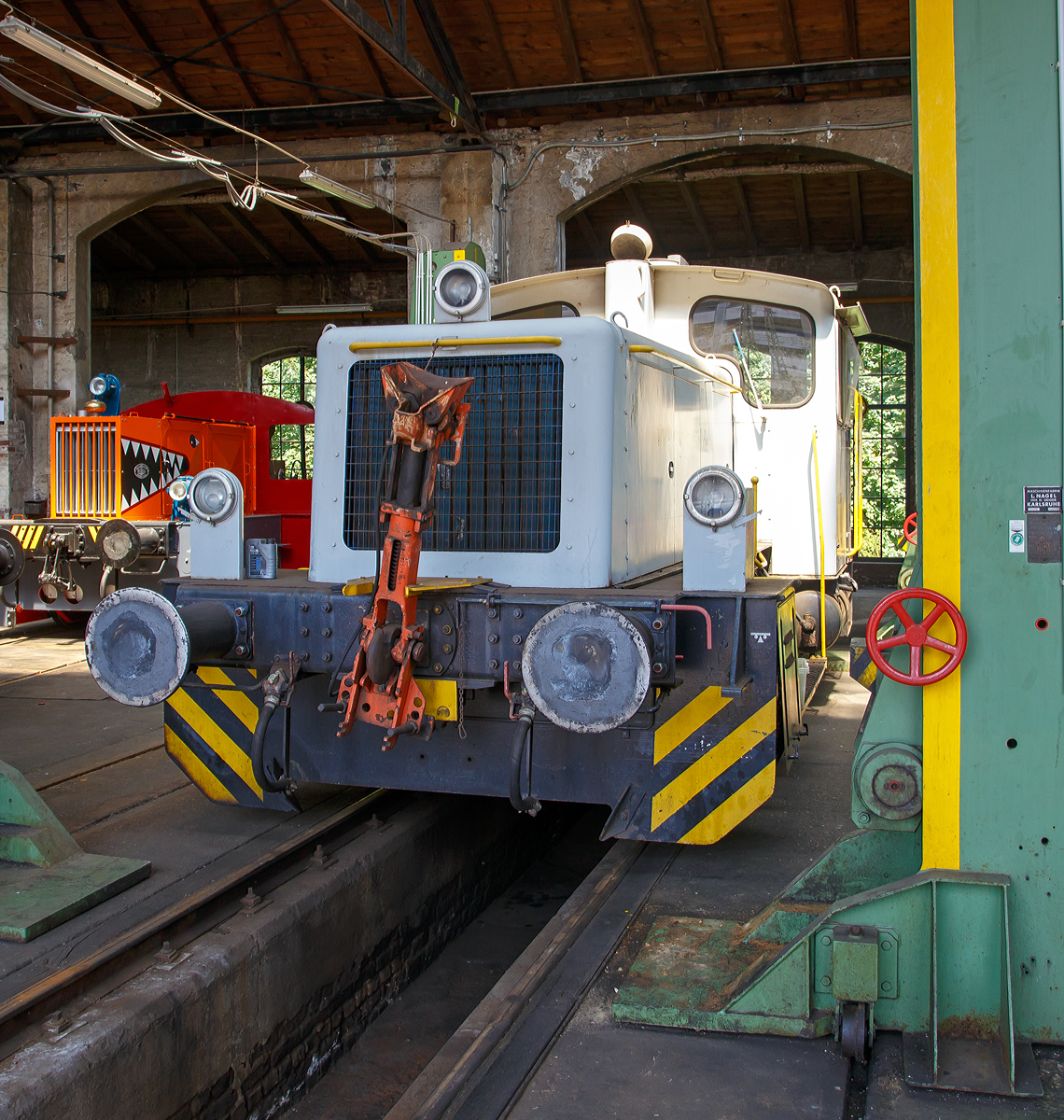 
Die 335 038-6 der Rheinkalk, ex Oak Capitalex 335 038-6 „ANJA“, DB 335 038-6, ex DB 333 038-8, steht am 30.06.2019 im Siegener Ringlokschuppen (Südwestfälische Eisenbahnmuseum Siegen), hier erwartet sie ihre neue Lackierung durch Rail-Design Bäcker.

Die Köf III mit Gelenkwelle und Funkfernsteuerung wurde 1968 von Gmeinder & Co GmbH in Mosbach unter der Fabriknummer 5440 gebaut und als 333 038-8 an die Deutsche Bundesbahn geliefert. 1989 erfolgte die Ausrüstung mit Funkfernsteuerung und somit die Umzeichnung in DB 335 038-6. Im Jahr 2000 wurde sie bei der DB AG ausgemustert und ging an die BTK - Bahntechnik Kaiserslautern GmbH, 2011 ging sie an den Händler Unirail und wurde 2012 an Oak Capital Locolease GmbH in Hamburg als Mietlok verkauft (war wohl weiterhin in Kaiserslautern im Einsatz). Über northrail ging sie 2019 an die Rheinkalk HDW GmbH & Co. KG und ist fürs Werk Herzberg-Scharzfeld (Harz) vorgesehen.

