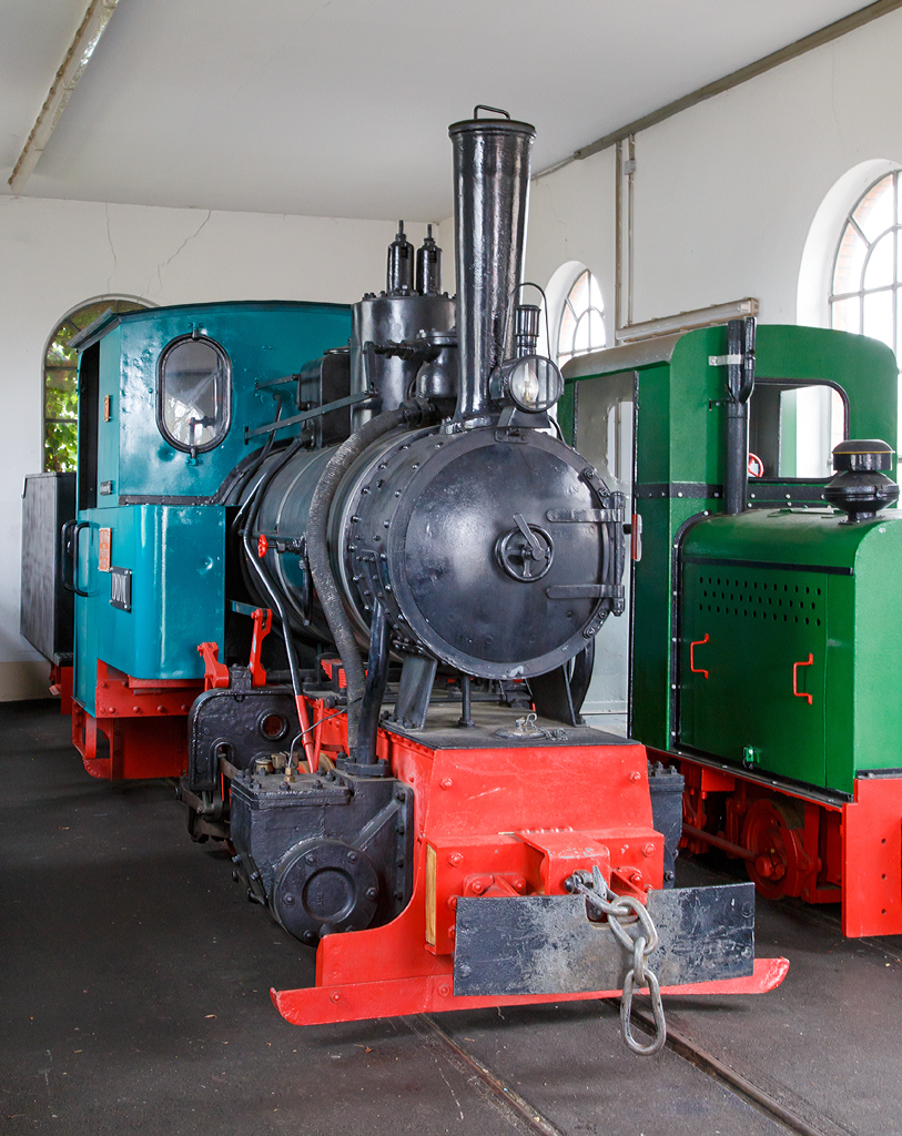 Die 600mm Feldbahn-Dampflok DDM 5, vom Typ Jung „Hidalgo“, am 26.03.2016 im DDM - Deutsches Dampflokomotivmuseum in Neuenmarkt-Wirsberg, nicht betriebsfähig und so auch leider kalt.

Die 50 PS starke 600mm Feldbahn-Dampflok mit Schlepptender wurde 1935 von Arnold Jung Lokomotivenfabrik GmbH in Jungenthal b. Kirchen a.d. Sieg unter der Fabriknummer 6001 gebaut und am 12.08.1935 an den Händler Glaser & Pflaum in Berlin für das Bauunternehmen Gebrüder Neumann in Norden ausgeliefert. Dort blieb die Maschine lange Jahre im Küstenschutz im Einsatz. Zusammen mit der Jung 9570 konnte sie 1983 vom Deutschen Dampflokomotiv-Museum übernommen und äußerlich hergerichtet werden. 

Was heute der LKW für die Baustellen aller Art bedeutet, war früher die Baulokomotive. Sie wurde von den verschiedensten Lokomotivfabriken produziert. Da die Nachfragen entsprechend groß waren, gingen die Hersteller dazu über, Lokomotiven in Serie und auf Vorrat zu bauen, ohne dass eine konkrete Bestellung eines Kunden vorlag. Damit jedoch die Wünsche und Erfordernisse bedient werden konnten, legte man gleich verschiedene Serien auf, welche sich vor allem in den Leistungsklassen unterschieden. Kam es nun zu einer Anfrage, konnten sofort die unterschiedensten Angebote unterbreitet und die Loks quasi aus dem Regal verkauft werden. Da im Allgemeinen eine Lokbestellung beim Hersteller schriftlich angefragt wurde, hatte man Typenbezeichnungen, sogenannte Drahtnamen, entwickelt, damit es z.B. in Telegrammen zu keinen Verwechslungen kommen konnte. Diese Codebezeichnungen bestanden oft aus Kunstnamen. So hatten die zweiachsigen, kohlegefeuerten 600-mm-Feldbahnloks Namen erhalten, welche alle mit einem H begannen. An der Bezeichnung konnte man erkennen, ob es sich um eine 15 - 110 PS starke Maschine handelte. Die in unserem Museum vorhandene Lok gehört zu der Bezeichnung „Hidalgo“, was für eine 50 PS starke Lok steht.

Technische Daten:
Spurweite: 600 mm
Achsformel, Bauart:  Bn2t  
Kessel Hersteller, Baujahr:  Jung  1936
Geschwindigkeit:  20  km/h
Länge:  4.350  mm
Breite:  1.850  mm
Höhe über SO:  2.800  mm
