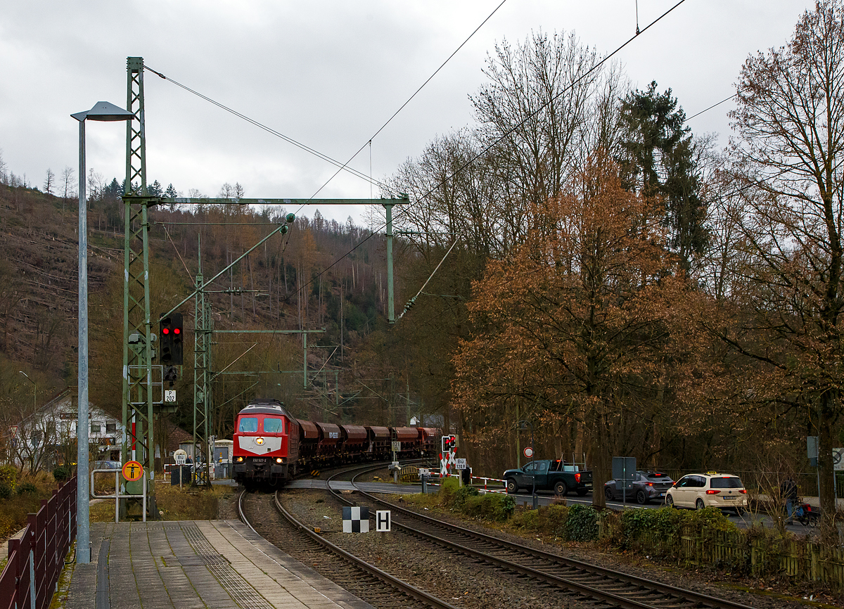 Die „Ludmilla“ 233 527-2 (92 80 1233 527-2 D-WFL) der WFL - Wedler Franz Logistik GmbH & Co. KG (Potsdam) fährt am 03.12.2021 mit einem Schotterzug durch den Bahnhof Kirchen/Sieg in Richtung Siegen.

Die Ludmilla bzw. V 300 wurde 1977 von LTS (Luhanskyj Teplowosobudiwnyj Sawod , auch bekannt als Lokomotivfabrik Lugansk (ehemals Woroschilowgrad) unter der Fabriknummer 0762 gebaut und als DR 132 527-3 an die Deutsche Reichsbahn (DR) geliefert. Zum 01.01.1992 erfolgte die Umzeichnung in DR 233 527-2 und zum 01.01.1994 dann in DB 233 527-2. Im Jahre 2015 wurde sie bei der DB Cargo ausgemustert und 2018 an die WFL verkauft.