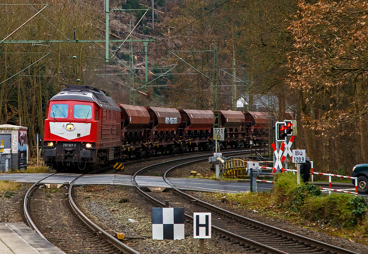 Die „Ludmilla“ 233 527-2 (92 80 1233 527-2 D-WFL) der WFL - Wedler Franz Logistik GmbH & Co. KG (Potsdam) f�hrt am 03.12.2021 mit einem Schotterzug durch den Bahnhof Kirchen/Sieg in Richtung Siegen.

Die Ludmilla bzw. V 300 wurde 1977 von LTS (Luhanskyj Teplowosobudiwnyj Sawod , auch bekannt als Lokomotivfabrik Lugansk (ehemals Woroschilowgrad) unter der Fabriknummer 0762 gebaut und als DR 132 527-3 an die Deutsche Reichsbahn (DR) geliefert. Zum 01.01.1992 erfolgte die Umzeichnung in DR 233 527-2 und zum 01.01.1994 dann in DB 233 527-2. Im Jahre 2015 wurde sie bei der DB Cargo ausgemustert und 2018 an die WFL verkauft.

Die Lokomotiven dieser Baureihe sind f�r den mittleren und schweren Streckendienst geeignet. Die Leistung vom wird von einem Kolomna 5D49 direkteinspritzenden 16-Zylinder-Viertakt-Dieselmotor mit Abgasturbolader und Ladeluftk�hlung, 4 Ventile pro Zylinder, sowie mit Zylindergruppenabschaltung vom bereitgestellt. Die H�chstgeschwindigkeit betr�gt 120 km/h. 

Weitere TECHNISCHE DATEN der BR 234:
Hersteller: Lokomotivfabrik „Oktoberrevolution“Lugansk
Spurweite: 1435 mm (Normalspur)
Achsformel: Co’Co’
L�nge �ber Puffer: 20.820 mm
Drehzapfenabstand: 11.980 mm
Achsstand im Drehgestell: 2 x 1.850 mm (3.700 mm)
Breite des Lokkastens: 2.950 mm
H�he �ber Schienenoberkannte: 4.590 �ber SOK
Dienstgewicht: 124 t
Radsatzfahrmasse: 20,6 t
Anfahrzugkraft: 294 kN
Dauerzugkraft: 194 kN
H�chstgeschwindigkeit: 120 km/h
Treibraddurchmesser: 1.050 mm (neu) / 952 mm (abgefahren)

Motorart: direkteinspritzenden V-16-Zylinder-Viertakt-Dieselmotor mit Abgasturbolader und Ladeluftk�hlung, 4 Ventile pro Zylinder, mit Zylindergruppenabschaltung
Motorentyp: Kolomna 5D49
Motorhubraum: 220,9 l
Ladeluftdruck: 1,3 bar
Einspritzbeginndruck: 320 bar
Max. Verbrennungsdruck: 115 bar
Motorleistung: 2.230 kW (3.000 PS)

Leistungs�bertragung: elektrisch
Traktionsgeneratortyp: GS-501A
Traktionsgeneratorleistung: 2.190kW
Traktionsleistung: 1.830 kW (6 x 305 kW)
Anzahl der Fahrmotoren: 6 vom Typ ED 118
Tankinhalt: max. 6.000 l (Grenzwert�berwacht bei 5.400 l)
Bremse: KE-GPR + E mZ