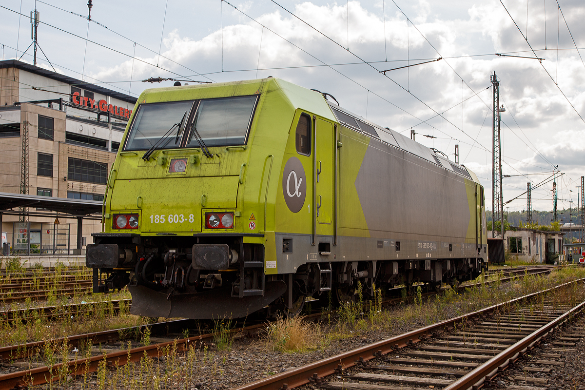 Die α 185 603-8 (91 80 6185 603-8 D-ATLU) der Alpha Trains Luxembourg S.�.r.l., ex RHC 2061(91 80 6185 603-8 D-RHC), ex HGK 2061, ist am 24.08.2021 beim Hbf Siegen abgestellt.

Die TRAXX F140 AC2 wurde 2008 von Bombardier in Kassel unter der Fabriknummer 34212 gebaut. Sie hat die Zulassungen f�r Deutschland, �sterreich und die Schweiz.
