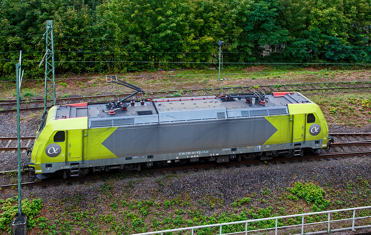Die α 185 603-8 (91 80 6185 603-8 D-ATLU) der Alpha Trains Luxembourg S.à.r.l., ex RHC 2061(91 80 6185 603-8 D-RHC), ex HGK 2061, rangiert am 20.09.2021 beim Stellwerk Betzdorf/Sieg Fahrdienstleiter (Bf).

Die TRAXX F140 AC2 wurde 2008 von Bombardier in Kassel unter der Fabriknummer 34212 gebaut. Sie hat die Zulassungen für Deutschland, Österreich und die Schweiz.
