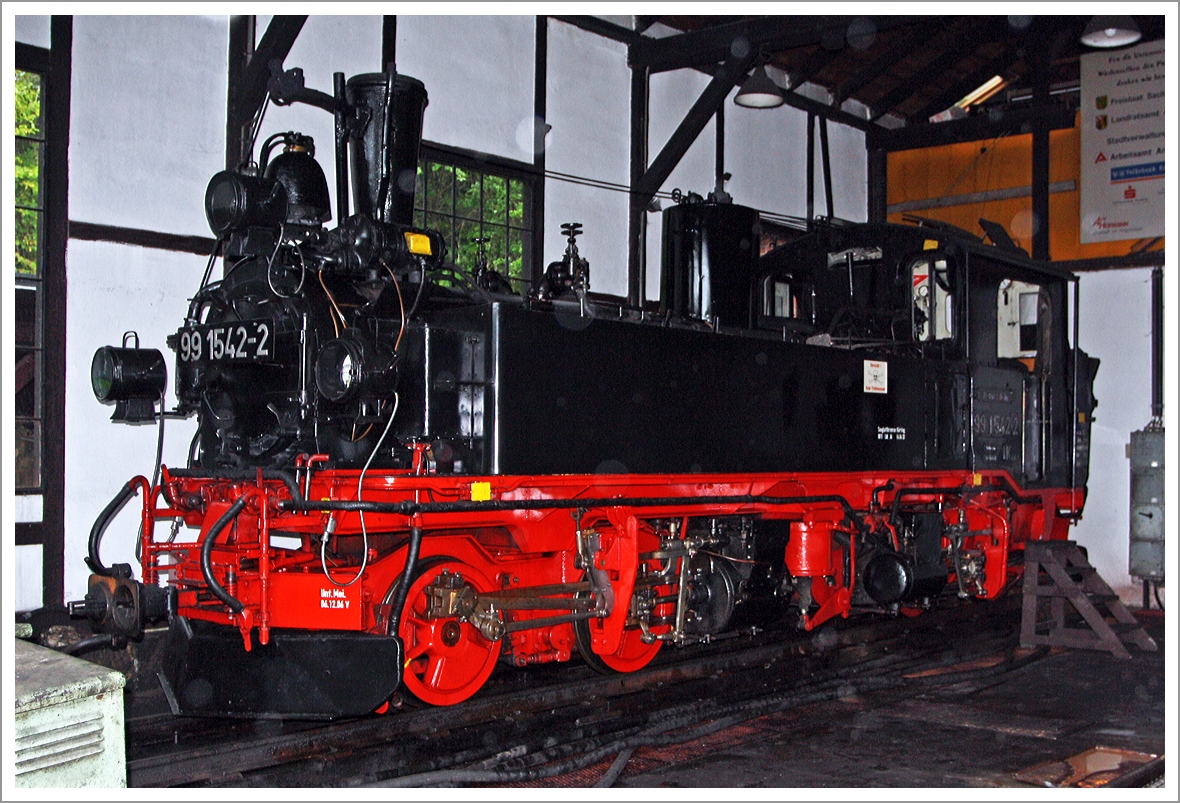 Die 99 1542-2 der Preßnitztalbahn. ex  DR 99 1542-2, ex DR 99 542 und ex K.Sächs.Sts.E.B 135, steht am 25.08.2013 im Lokschuppen in Jöhstadt.

Nach der schadhaften Abstellung (durch Entgleisung) in Mügeln bzw. Lokschuppen Oschatz 1990 wurde die Sächsische IV K von der IG Preßnitztalbahn e.V. gekauft und wieder aufgearbeitet, heute ist sie ein Schmuckstück und wartet auf die Hauptuntersuchung.
Die Lok wurde 1899 von Sächsische Maschinenfabrik vormals Richard Hartmann AG in Chemnitz unter der Fabriknummer 2384 gebaut und als 135 an die Königlich Sächsischen Staatseisenbahnen geliefert.

Als Sächsische IV K bezeichneten die Königlich Sächsischen Staatseisenbahnen die vierachsigen Schmalspurdampflokomotiven der Bauart Günther-Meyer mit der Spurweite 750 mm. Mit 96 Exemplaren gilt die Sächsische IV K als die meistgebaute Schmalspurdampflokomotive Deutschlands. Die Deutsche Reichsbahn ordnete die Lokomotiven ab 1925 der Baureihe 99.51-60 zu.

Infolge des stetig steigenden Verkehrsaufkommens auf den sächsischen Schmalspurbahnen gegen Ende des 19. Jahrhunderts reichte die Leistung der eingesetzten I K und III K bald nicht mehr aus. Die Sächsische Maschinenfabrik entwickelte daraufhin eine Lokomotive mit vier angetriebenen Achsen, welche einen größeren Kessel und eine größere Reibungsmasse aufwies (basierend auf der 1890 entwickelten Sächsischen M I TV für Normalspur). Im Gegensatz zu den bisher eingesetzten Lokomotiven erhielten diese zwei Triebdrehgestelle, um trotz ihrer Länge ein Befahren krümmungsreicher Strecken zu ermöglichen. Zwischen 1892 und 1921 wurden insgesamt 96 Lokomotiven mit den Bahnnummern 103 bis 198 gebaut.  Ab 1900 als IV K bezeichnet, das  K  steht für  Kleinspur .

Die IV K wurde sowohl vor Personen- als auch vor Güterzügen eingesetzt und bewährte sich so gut, dass sie auf fast allen Strecken die anderen Lokomotiv-Gattungen (I K und III K) vollständig verdrängte.

Die Deutsche Reichsbahn plante, die mittlerweile in die Jahre gekommenen Lokomotiven durch die Neubaudiesellok der Baureihe V 36.48 zu ersetzen. Da die Versuche mit den zwei Baumustern jedoch keine zufriedenstellenden Ergebnisse lieferten, wurden ab 1962 29 Lokomotiven einer Großteilerneuerung unterzogen. Anfangs erhielten die Lokomotiven nur neue, geschweißte Kessel, später erhielten die Lokomotiven auch neue Rahmen in Schweißkonstruktion. Äußerliches Kennzeichen der erneuerten Lokomotiven ist der nun fehlende Sandbehälter auf dem Kessel und die oben abgeflachte Verkleidung des Dampfdomes.

Bis 1973 schieden die letzten nicht erneuerten Lokomotiven aus dem Betriebsdienst aus. Die noch originalen Lokomotiven 99 535 (Verkehrsmuseum Dresden), 99 579 (Museum Rittersgrün) und 99 604 (DGEG, heute SSB Radebeul) wurden für eine museale Erhaltung sichergestellt. Die Ausmusterung der großteilerneuerten Lokomotiven begann erst Mitte der 1970er Jahre, beginnend mit den Maschinen, die noch ihren originalen, genieteten Rahmen besaßen.

1991 befanden sich noch 13 IV K im Betriebsbestand der Deutschen Reichsbahn. Im Zuge der Angleichung der Betriebsnummern von DR und DB sollten diese Lokomotiven ab dem 1. Januar 1992 die neuen Betriebsnummern 099 701 bis 099 713 erhalten. Zwei Lokomotiven wurden jedoch schon an die Museumsbahn Jöhstadt-Steinbach verkauft, so dass nur noch 11 Exemplare die neuen Betriebsnummern angeschrieben bekamen. Einige Lokomotiven gelangten am 1. Januar 1994 noch zur Deutschen Bahn AG, ein planmäßiger Einsatz der Loks erfolgte zu diesem Zeitpunkt jedoch nicht mehr.

Die IV K kamen im Laufe der Zeit auf allen sächsischen Schmalspurstrecken zum Einsatz. Noch in den 1980er Jahren bewältigten die Lokomotiven das gesamte Verkehrsaufkommen auf den Strecken Wolkenstein-Jöhstadt und Oschatz-Mügeln-Kemmlitz.
In den 1960er Jahren wurden einige Lokomotiven auch auf dem Prignitzer Netz und den Rügenschen Schmalspurbahnen eingesetzt.

Insgesamt 22 Lokomotiven der Sächsischen IV K blieben bis heute erhalten, ein Teil davon betriebsfähig.


Technische Daten:
Gebaute Anzahl:  96
Hersteller:  Sächsische Maschinenfabrik, Chemnitz
Baujahre:  1892-1921
Bauart:  B´B´ n4v
Gattung:  K 44.7
Spurweite:  750 mm
Länge über Kupplung:  9.000 mm
Höhe:  3.150 mm
Breite:  1.980 mm
Gesamtradstand:  6.200 mm
Leergewicht:  ca. 22 t
Dienstgewicht:  26,5 t
Radsatzfahrmasse:  6,7-7,3 t
Höchstgeschwindigkeit:  30 km/h
Indizierte Leistung:  210 PSi / 154 kW
Steuerungsart:  Heusinger
Zylinderanzahl:  4
ND-Zylinderdurchmesser:  370-400 mm
HD-Zylinderdurchmesser:  240 mm
Kolbenhub:  380 mm
Kesselüberdruck: 15 bar
Wasservorrat:  2,4 m³
Kohlevorrat:  1,2 t
Kupplungstyp:  Scharfenbergkupplung
