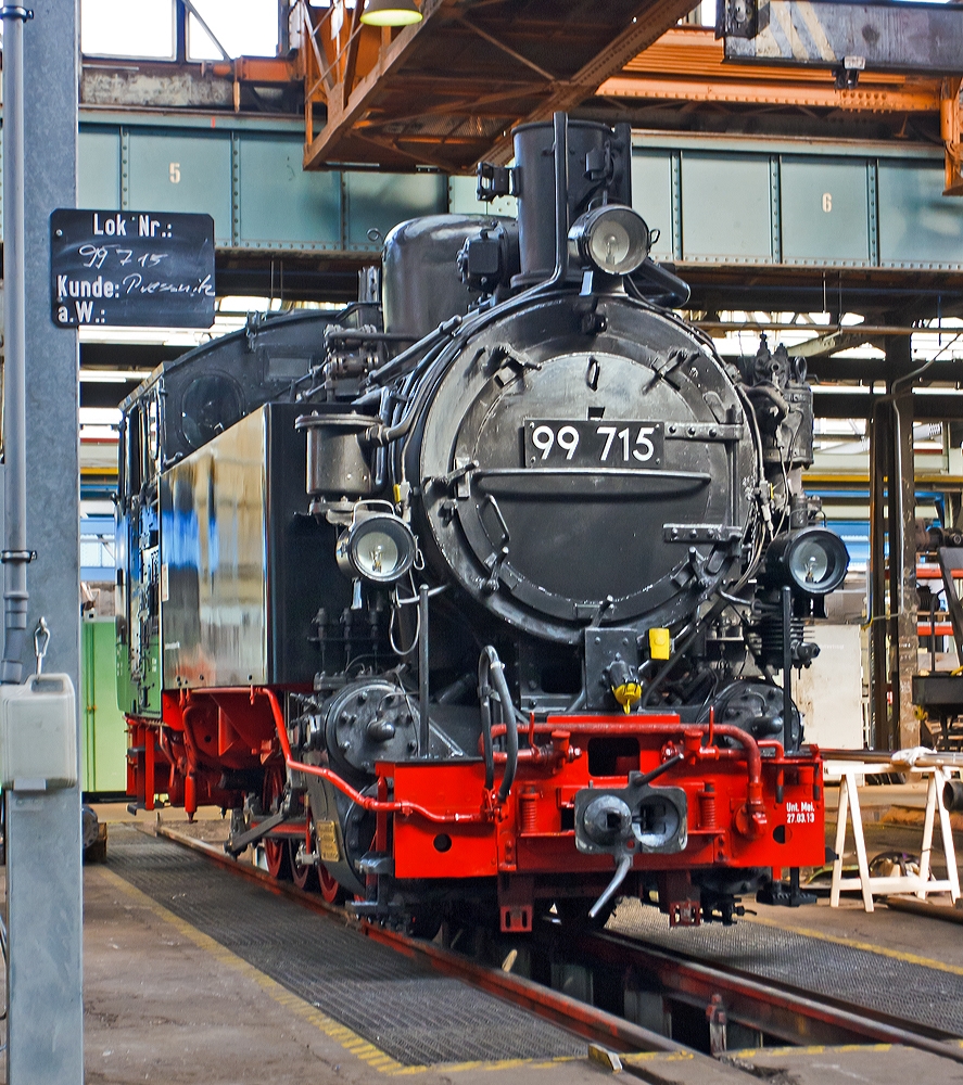 Die 99 715 der Pre�nitztalbahn (ex DR 99 1715-4) eine S�chsische VI K (Baureihe 99.67–71) steht am 24.08.2013 im Dampflokwerk Meiningen. 

Die Aufnahme entstand auf einer offiziellen F�hrung.