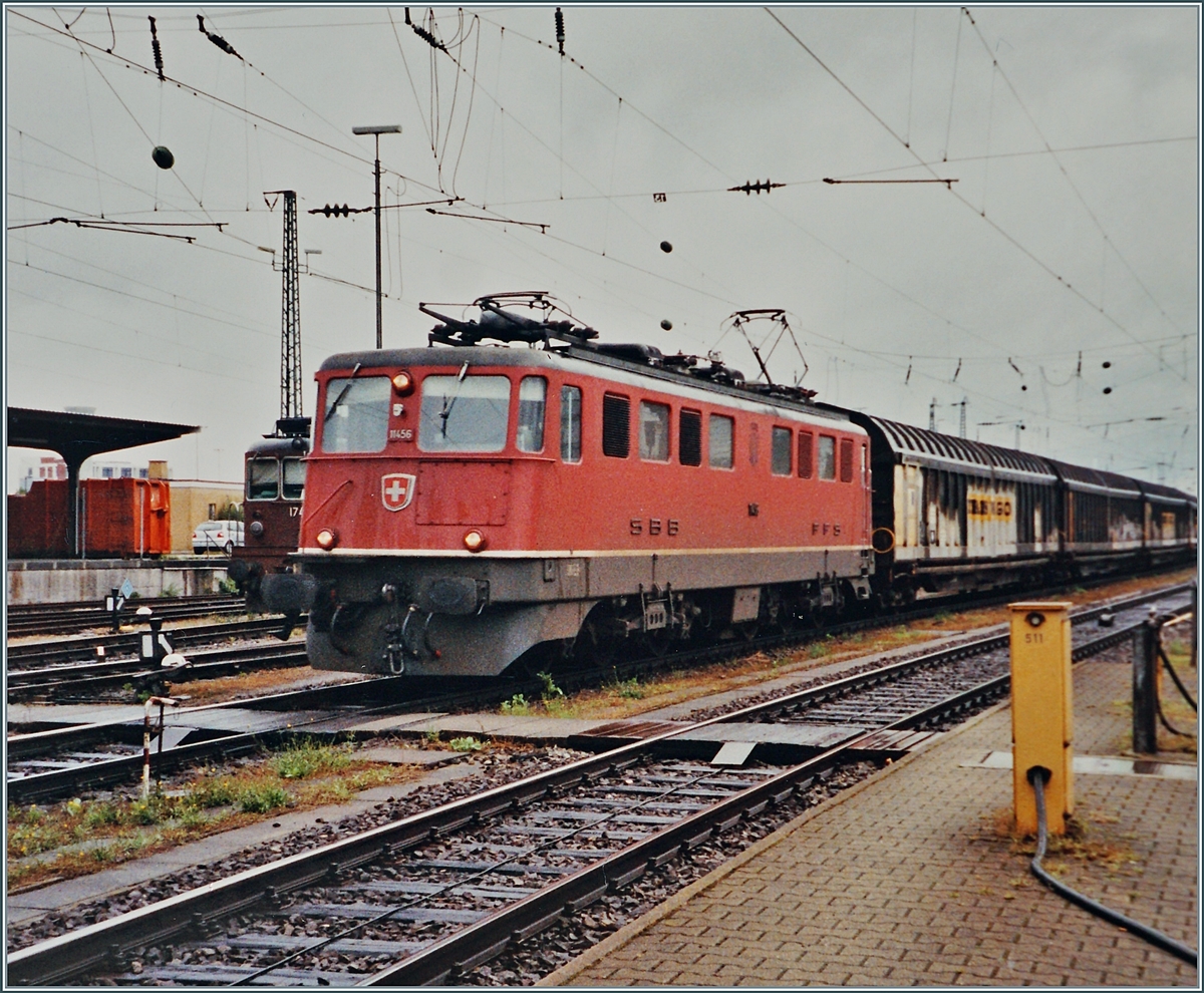 Die Ae 6/6 11456  Olten  erreicht mit einem Güterzug den Badischen Bahnhof von Basel. 

Analogbild vom Juli 2005