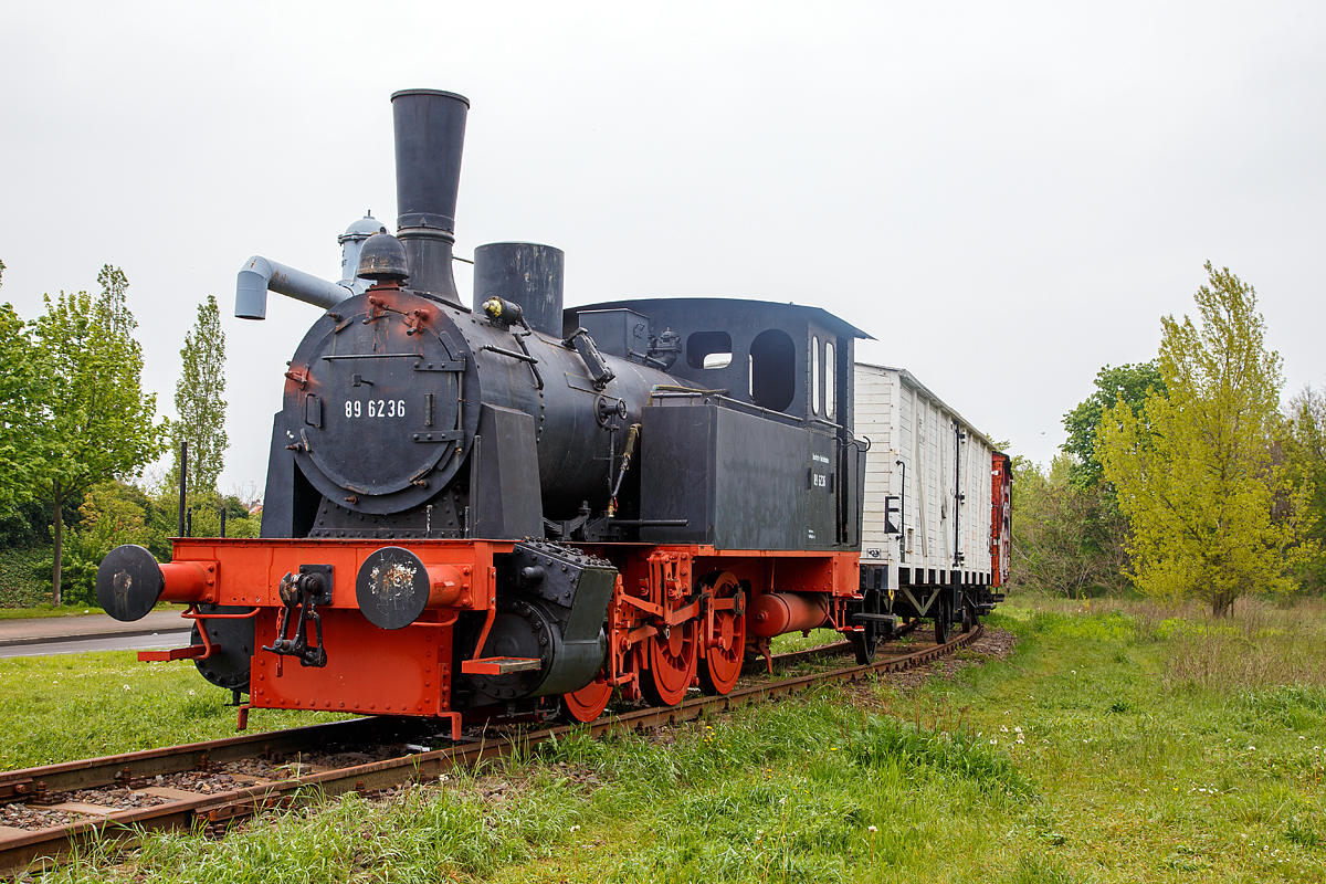 
Die alias 89 6236 eine preu�ische T 3 der Magdeburger Eisenbahnfreunde, ex Leuna-Werken Werkslok Nr. 23, am 06.05.2017 beim Wissenschaftshafen Magdeburg.

Die Tenderdampflokomotive (�hnlicher einer preu�ischen T 3) wurde 1920 von Henschel & Sohn in Kassel unter der Fabriknummer 17654 f�r die Leunawerke gebaut. Die Leunawerke geh�rten zur BASF (Badische Anilin- und Sodafabrik),  ab 1925 I.G. Farben AG.

Ihrer normalerweise f�lligen Verschrottung entging die Leuna 23 nur dadurch, dass Sie durch Jugendbrigaden der Leuna-Werke 1970/1971 als politisches Denkmal aufgearbeitet wurde. In der Zeit von 1971 bis 1994 stand sie zusammen mit 2 G�terwagen als „Panzerzug“ zur Erinnerung an den Arbeiteraufstand von 1921 und war in Halle-Neustadt aufgestellt.

Nach dem Abbau wurde die Lok nach Magdeburg gebracht und konnte im Rahmen einer AB-Ma�nahme zusammen mit der GISE �u�erlich aufgearbeitet werden. Die DR-Nummer „89 6236“ hat die Lok nie getragen – diese Nummer soll nur an die Lokomotiven erinnern, welche von der DR u.a. an die VEB Binnenh�fen „Mittelelbe“ Magdeburg vergeben wurden und dort ihre letzten Eins�tze als Werkbahnloks hatten. Die Original – 89 6236 war eine ehemalige Lok der Aschersleben-Schneidlingen-Nienhagener Eisenbahn und gelangte �ber Eins�tze bei der Deutschen Reichsbahn zur Hafenbahn in Magdeburg und war hier Werkslok Nr. 2.
