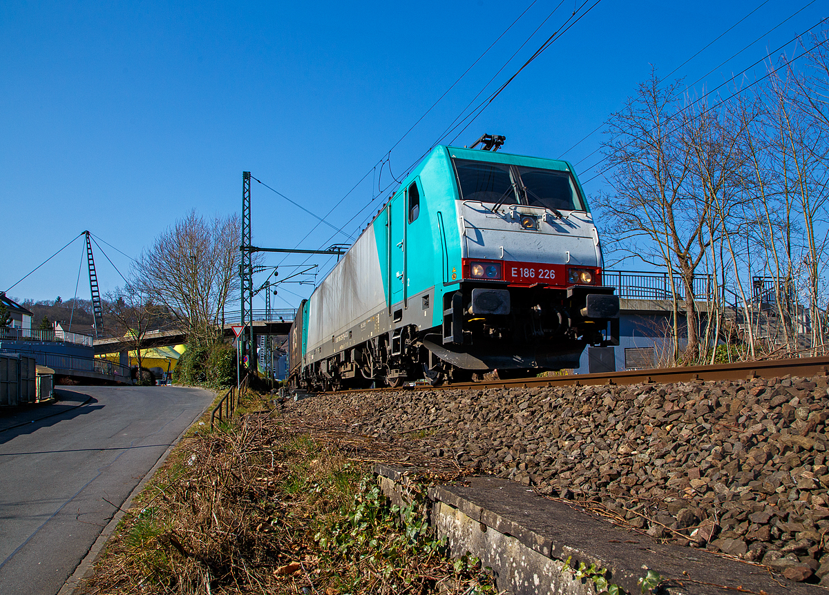 Die an die Crossrail Benelux N.V. vermietete E186 226 (91 88 7186 226-7 B-ATLU) der Alpha Trains Luxembourg s.à.r.l., ex COBRA 2834, fährt am 23.03.2022 mit einem KLV-Zug durch Betzdorf (Sieg) in Richtung Siegen.

Die TRAXX F140 MS wurde 2008 von Bombardier in Kassel unter der Fabriknummer 34453 gebaut. Sie hat die Zulassungen für Belgien, Deutschland, Österreich und die Niederlande.