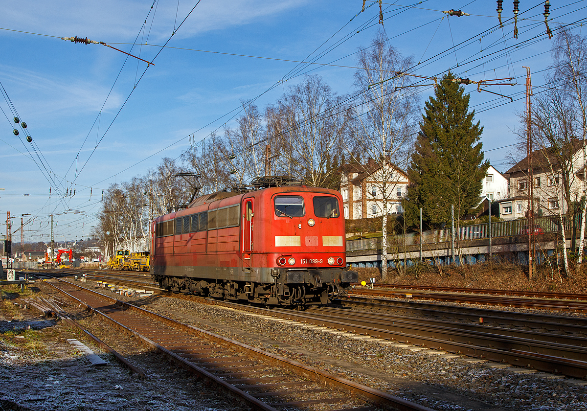 Die an die DB Cargo AG vermietete Railpool 151 099-9 (91 80 6151 099-9 D-Rpool), fährt am 22.12.2021 in Kreuztal von der Abstellgruppe in den Rangierbahnhof.

Die Lok wurde 1976 von Krupp unter der Fabriknummer 5349 gebaut und an die Deutsche Bundesbahn geliefert. Bis 31.12.2016 gehörte sie zur DB Cargo AG. Zum 01.01.2017 wurden je 100 sechsachsige elektrische Altbau-Lokomotiven der Baureihen 151 und 155 an ein Konsortium aus dem Lokvermieter Railpool verkauft. Die DB Cargo mietet daraufhin 100 Loks von Railpool wieder an. Die anderen Maschinen werden dem freien Markt angeboten. 