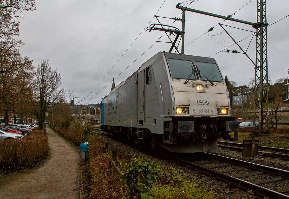 Die an die LINEAS Group NV/SA vermietete Railpool E 186 181-4 (91 80 6186 181- 4 D-Rpool) fährt am 07.01.2022, als Lz (Lokzug) bzw. Tfzf (Triebfahrzeugfahrt) durch den Bahnhof Kirchen (Sieg) in Richtung Köln. Die Lineas Group nv/sa (ex B-Logistics, ex B Cargo) ist eine belgische Schienengütergesellschaft.

Die Bombardier TRAXX F140 MS wurde 2008 von Bombardier in Kassel unter der Fabriknummer 34411 gebaut und an die Veolia Cargo Deutschland GmbH ausgeliefert und war an die ITL als 91 80 6186 181-4 D-ITL vermietet. Im Jahr 2009 wurde sie an die Railpool GmbH (München) verkauft, Mieter waren u.a. die SBB Cargo Deutschland bzw. International, METRANS Rail, RTB Cargo, SNCB und die HSL Logistik, Seit 2020 ist sie an die LINEAS vermietet.

Die Multisystemlokomotive hat die Zulassungen bzw. besitzt die Länderpakete für Deutschland, Österreich, Belgien, Niederland, Tschechien und Slowakei (D/A/B/NL/CZ/SK).