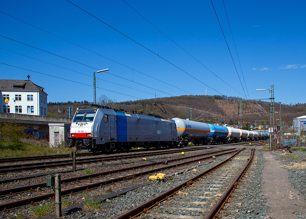 Die an die LINEAS Group NV/SA vermietete 186 505 (91 80 6186 505-4 D-Rpool) f�hrt am 27.04.2021 mit einem Kesselwagenzug, laut Gefahrstofftafel (268/1005) mit Ammoniak beladen, durch Niederschelden in Richtung K�ln.

Die Bombardier TRAXX F140 MS(2E) wurde 2018 von Bombardier in Kassel unter der Fabriknummer 35554 gebaut und an die Railpool ausgeliefert. Die Multisystemlokomotive hat die Zulassungen bzw. besitzt die L�nderpakete f�r Deutschland, �sterreich, Schweiz, Italien, Belgien und die Niederland (D/A/CH/I/B/NL).
