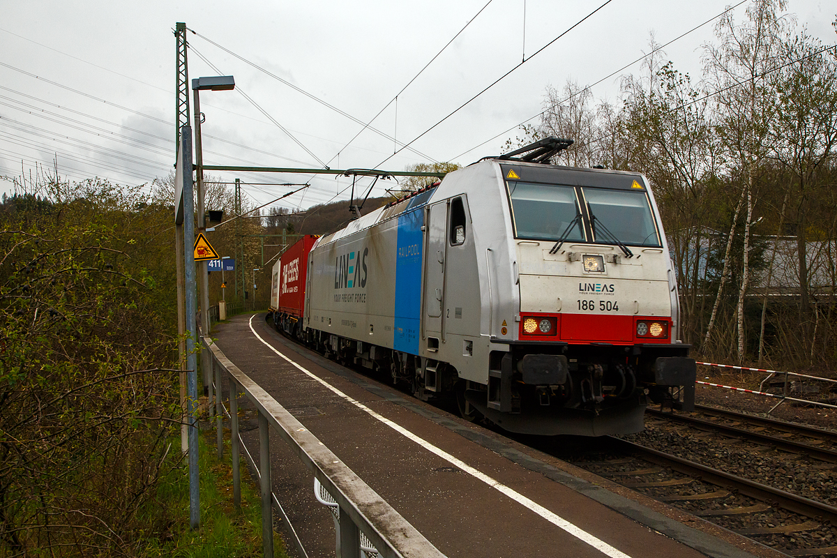 Die an die LINEAS Group NV/SA vermietete 186 504 (91 80 6186 504-7 D-Rpool) fährt am 08.04.2022 mit einem KLV-Zug durch den Bf Scheuerfeld (Sieg) in Richtung Siegen.

Die Bombardier TRAXX F140 MS(2E) wurde 2018 von Bombardier in Kassel unter der Fabriknummer KAS 35553 gebaut und an die Railpool ausgeliefert. Die Multisystemlokomotive hat die Zulassungen bzw. besitzt die Länderpakete für Deutschland, Österreich, Schweiz, Italien, Belgien und die Niederland (D/A/CH/I/B/NL).
