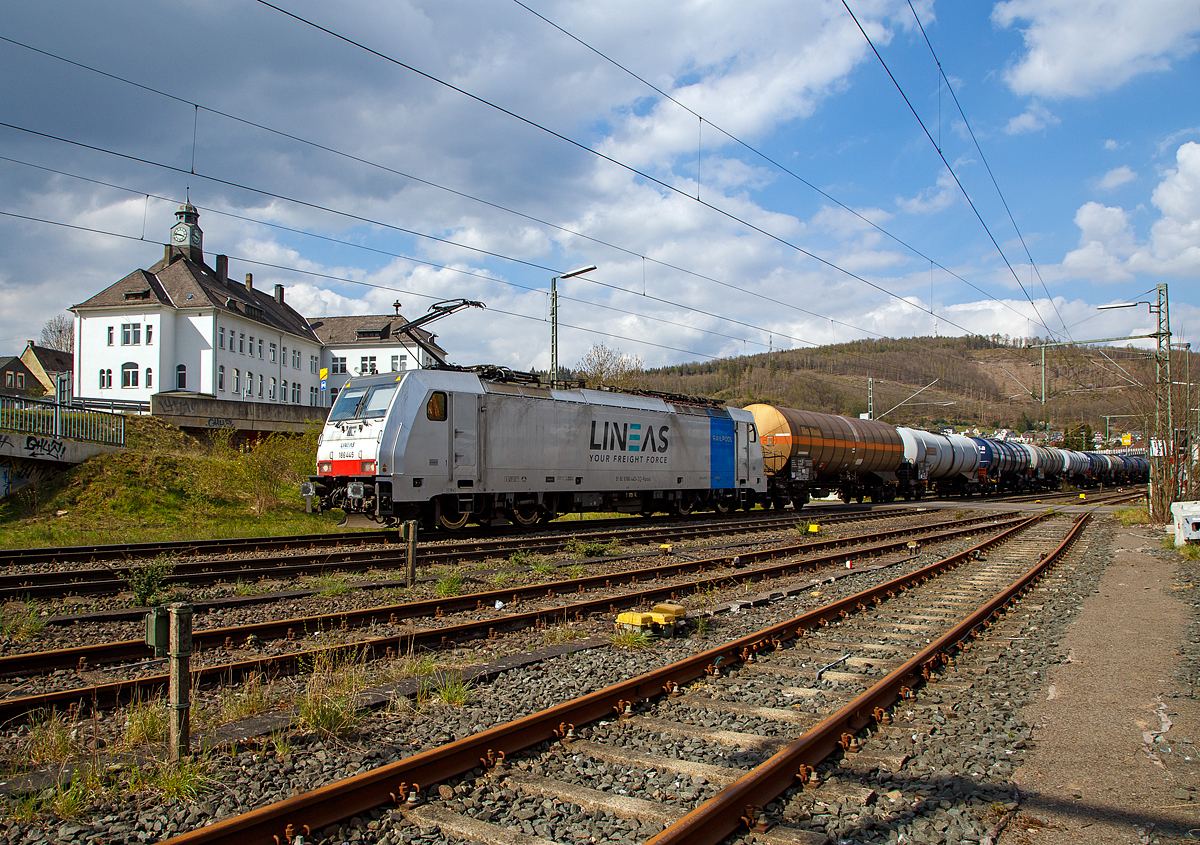 Die an die LINEAS Group NV/SA vermietete Railpool 186 445-3 (91 80 6186 445-3 D-Rpool) fährt am 14.04.2022 mit einem Kesselwagenzug durch Niederschelden in Richtung Köln.

Die Bombardier TRAXX F140 MS(2E) wurde 2016 von Bombardier in Kassel unter der Fabriknummer 35299 gebaut und an die Railpool ausgeliefert. Die Multisystemlokomotive hat die Zulassungen bzw. besitzt die Länderpakete für Deutschland, Österreich, Schweiz, Italien, Belgien und die Niederland (D/A/CH/I/B/NL).
