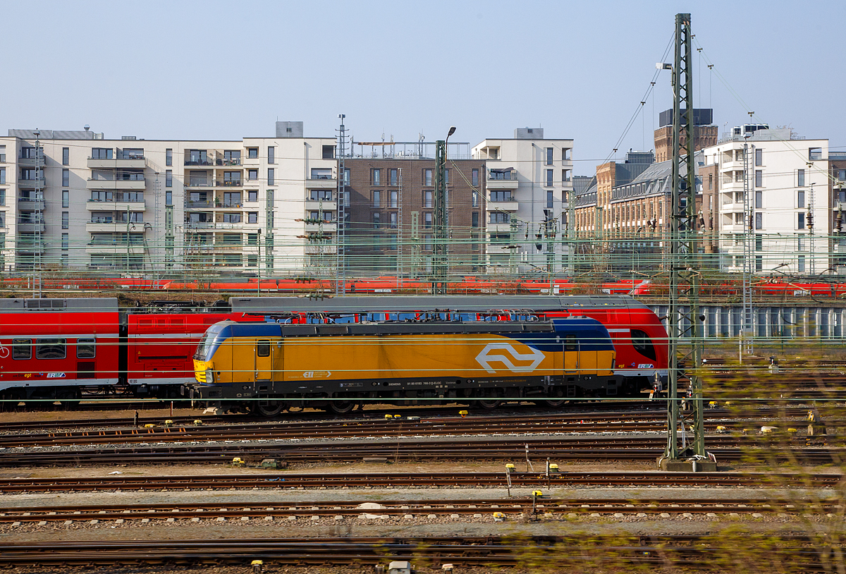 Die an die NS - Nederlandse Spoorwegen N.V. (Niederl�ndische Eisenbahnen AG) vermietete Siemens Vectron MS der ELL - European Locomotive Leasing (Wien) 193 766 (91 80 6193 766-3 D-ELOC) ist am 25.03.2022 im Abstellbereich beim Hbf Frankfurt  am Main abgestellt. Aufnahme aus einem einfahrenden ICE heraus.

Die Siemens Vectron MS wurde 2019 von Siemens Mobilitiy in M�nchen-Allach unter der Fabriknummer 22721 gebaut und an die ELL.