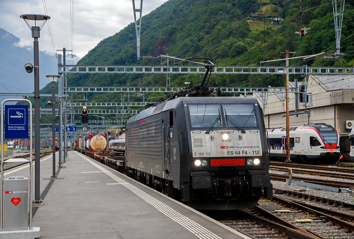 
Die an die SBB Cargo International AG vermietete MRCE Dispolok ES 64 F4-112 / E 189 112 (91 80 6189 112-6 D-DISPO Class 189-VL) fährt am 02.08.2019 mit einem KLV-Zug durch den Bahnhof Bellinzona in Richtung Italien.

Die Siemens EuroSprinter wurde 2009 von Siemens in München unter der Fabriknummer 21517 gebaut. 

Die BR 189 (Siemens ES64F4) hat eine Vier-Stromsystem-Ausstattung. Sie ist in allen vier in Europa üblichen Bahnstromsystemen einsetzbar. Class 189 VL bedeutet es ist eine BR 189 in der Variante L. Die Variante L besitzt die Zugbeeinflussungssysteme LZB/PZB, ETCS, SCMT, ZUB, INTEGRA, ATB und MEMOR für den Einsatz in Deutschland, Österreich, Schweiz, Italien, Niederlande, Belgien, Slowenien, Kroatien und Rumänien.
Die Stromabnehmerbestückung ist folgende: 
Pos. 1: CH, FR (AC), LU (AC), BE (AC) 
Pos. 2: IT, SI, HR (DC) 
Pos. 3: NL (DC), CZ (DC), FR (DC), SK, LU (DC) 
Pos. 4: DE, AT, NL (AC), DK, CZ (AC), HR (AC), HU, RO

Leistungsdaten der BR189:
Nennleistung an den Rädern:  in Wechselspannungsnetzen  6,400 kW;   unter DC 3.000 V 6.000 kW und unter DC 1.500 V 4.200 kW 
Maximale Dauerzugkraft bis 84 km/h; 270 kN 
Maximale Anfahrzugkraft: 300 kN
Höchstgeschwindigkeit : 140 km/h
