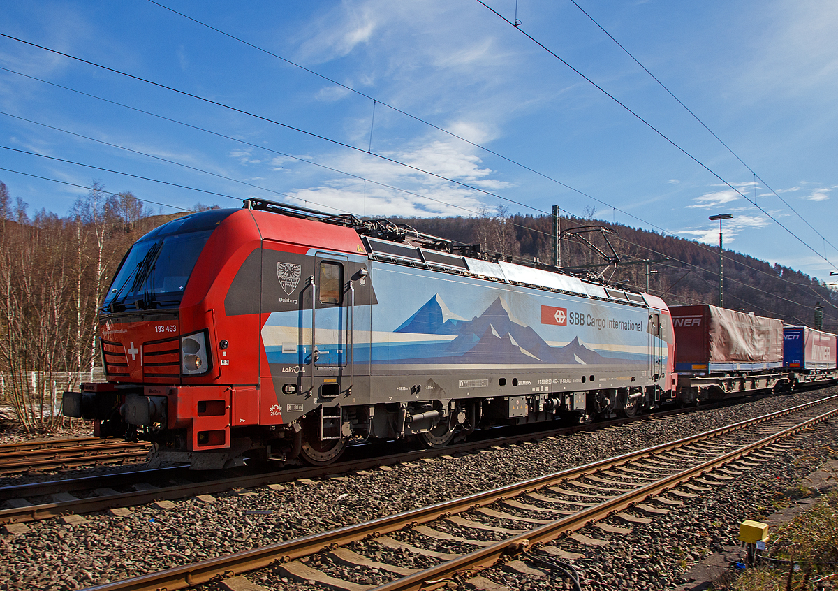 Die an die SBB Cargo International AG vermietete Vectron 193 463-7  Duisburg  (91 80 6193 463-7 D-SIEAG) der LokRoll AG (eingestellt bei Siemens Mobility, M�nchen) f�hrt am 20.03.2021, mit einem Winner-Zug (einem KLV-Zug) �ber die Siegstrecke (KBS 460) durch Niederschelden in Richtung Siegen.

Die Siemens Vectron MS wurde 2018 von Siemens Mobilitiy in M�nchen-Allach unter der Fabriknummer 22289 gebaut. Die Vectron AC hat eine Leistung von 6,4 MW und ist Zugelassen in Deutschland, �sterreich, Schweiz und Italien.

Unter Einbindung des Infrastrukturfonds von der Reichmuth Infrastruktur Schweiz AG hat die LokRoll AG bei Siemens 18 Mehrsystem-Lokomotiven des Typs Vectron gekauft. Sie sind f�r den grenz�berschreitenden Verkehr auf dem Korridor Deutschland, �sterreich, Schweiz und nach Italien vorgesehen.

Zus�tzlich zu den nationalen Zugsicherungssystemen sind alle Lokomotiven mit dem europ�ischen Zugsicherungssystem ETCS ausgestattet. Die Loks verf�gen �ber eine maximale Leistung von 6.400 KW und eine H�chstgeschwindigkeit von 160 km/h. LokRoll hat die Lokomotiven f�r 15 Jahre an die SBB Cargo International verleast. SBB Cargo International geh�rt zu 75% der SBB-G�terverkehrstochter SBB Cargo und zu 25% der Hupac AG, die im kombinierten Verkehr Stra�e-Schiene aktiv ist.
