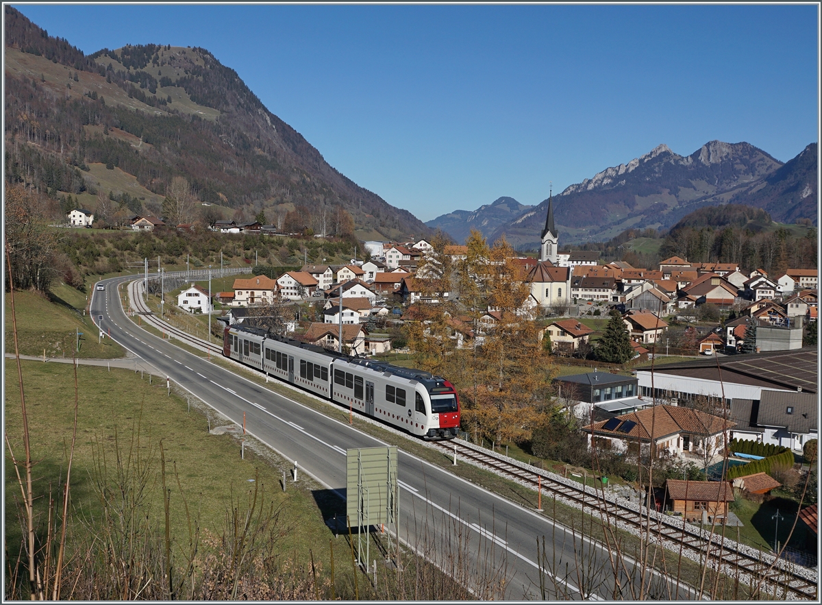 Die Bahnlinie von Bulle nach Montbovon verläuft über weiter Strecken der Strasse entlang, in Montbovon sogar auf der Strasse; im Bild der TPF Be 2/4 | B | ABe 2/4 102 als S 51 auf der Fahrt von Montbovon nach Bulle bei Albeuve.

26. Nov. 2020