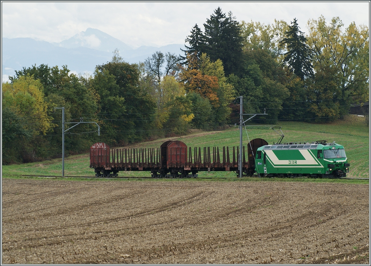 Die BAM Ge 4/4 N° 21 mit zweie Güterwagen zwischen Chardonney und Reverolle. 
15. Okt. 2014