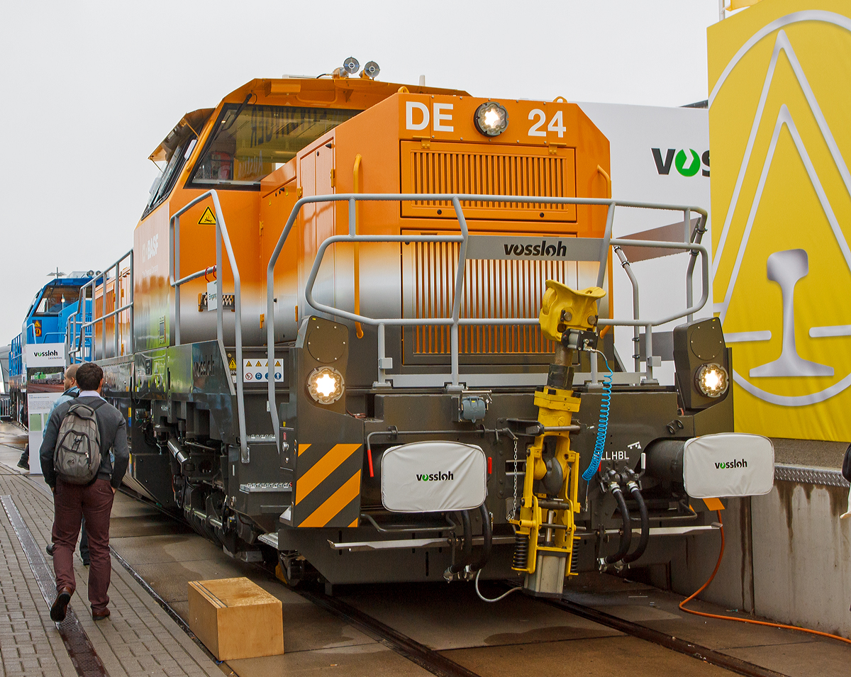 
Die BASF DE 24 (92 80 4185 003-5 D-BASF) der BASF SE in Ludwigshafen, eine Vossloh DE 18, wurde am 26.09.2014 auf dem Freigel�nde auf der Inno Trans 2014 in Berlin pr�sentiert.

Die Lok wurde 2013  von Vossloh in Kiel unter der Fabriknummer 5501984 gebaut.

Die DE 18 ist eine neue dieselelektrische Lokomotive f�r den Rangier- und Streckendienst von Vossloh Locomotives. Der dieselelektrische Antrieb der Vierachser bietet hohe Wirkungsgrade und eine redundante Architektur mit hoher Ausfallsicherheit. Auch zuk�nftige Innovationen wie die Hybrid- und Speichertechnik sind mit den dieselelektrischen Modellen m�glich.

Technische Daten:
Spurweite:  1.435 mm 
Achsanordung:  B‘B‘
H�chstgeschwindigkeit: 120 km/h
Dieselmotorleistung:  max. 1.800 kW
Dieselmotor:  MTU 12V 4000 R43(L) 
Dieselmotordrehzahl  1.800 min-1
Abgasvorschriften:  EU/2004/26 Stufe IIIA/prepared for stage IIIB  
Anfahrzugkraft:  259 kN - 291 kN
Dienstgewicht:  80 t - 90 t
Kraftstoffvorrat:  3.000 l - 4.000 l
Raddurchmesser:  1.000 mm (neu) / 920 mm (abgenutzt)
L�nge �ber Puffer : 17.000 mm  
Gr��te H�he:  4.310 mm  
Gr��te Breite:  3.080 mm
Stromrichter : IGBT
Elektrodynamische Bremsleistung: max. 1.440 kW  
Kleinster befahrbarer Bogenradius:  55 m