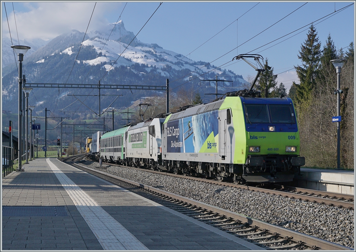 Die beiden BLS Lok Re 485 009 (91 85 4485 009-5 CH-BLSC) und 186 901 (91 80 6 186 905-6 D BLSC) fahren mit einer RoLa durch den Bahnhof von M�lenen. 

14. April 2021