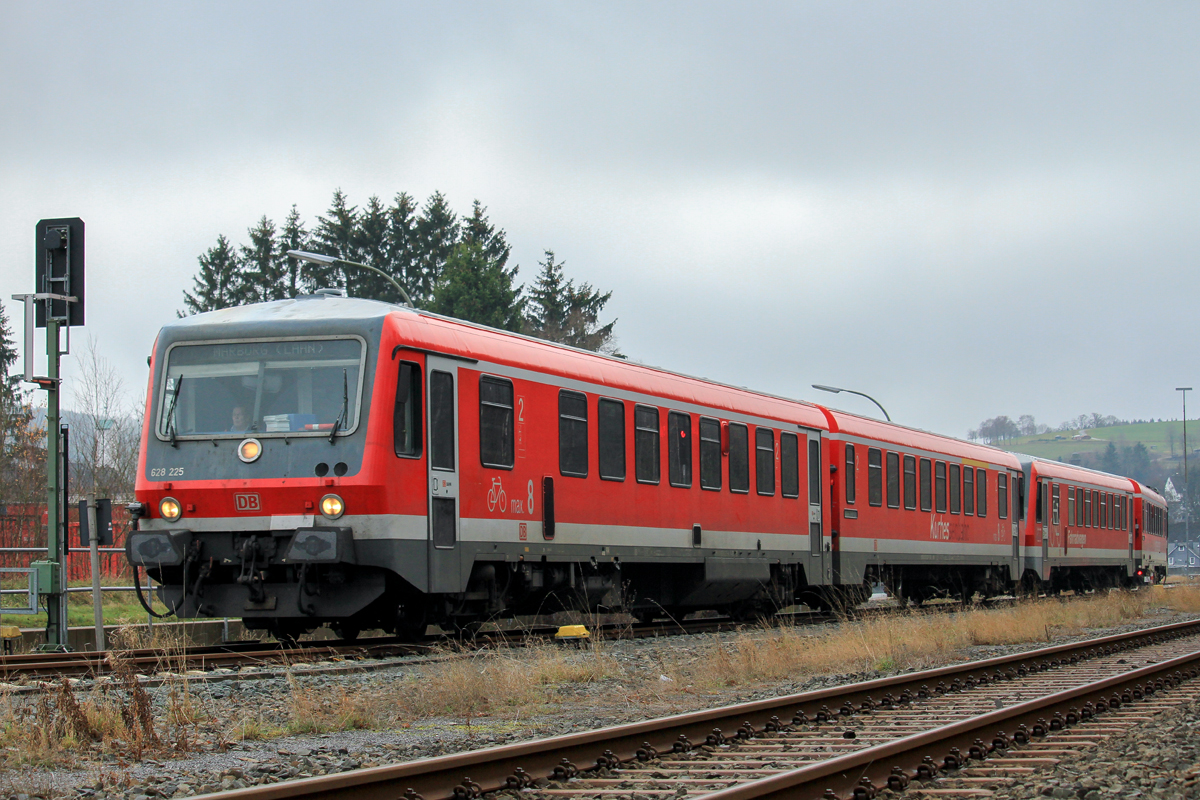 Die beiden Triebzüge 628 225 und 628 255  Stadt Bad Laasphe  starten als RB 94 nach Marburg ihre Fahrt in Erndtebrück.
Eine solche Formation, gerade Sonntags, auf der oberen Lahntalbahn zu sehen, ist ein wirklicher Glücksfall.
Das Bild entstand am 25.11.2018 um 12:00 Uhr.