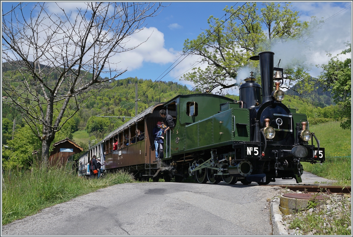 Die Blonay-Chamby G 3/3 N° 5 hält mit ihrem Personenzug nach Chaulin in Cornaux. 

22. Mai 2021
