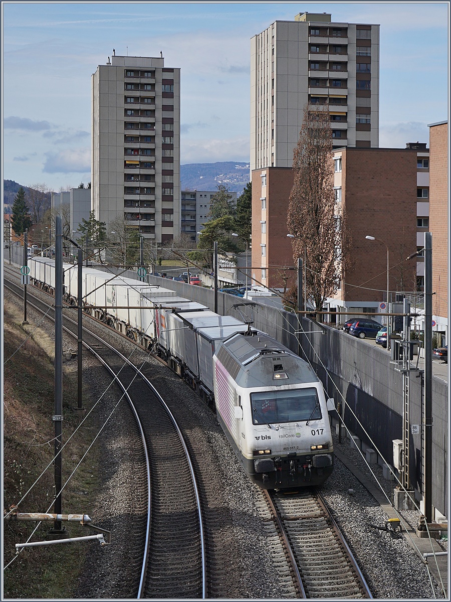 Die BLS / Rail Cafe Re 465 017-2 zwischen Lengnau und Grenchen Süd. 
22. Feb. 2017