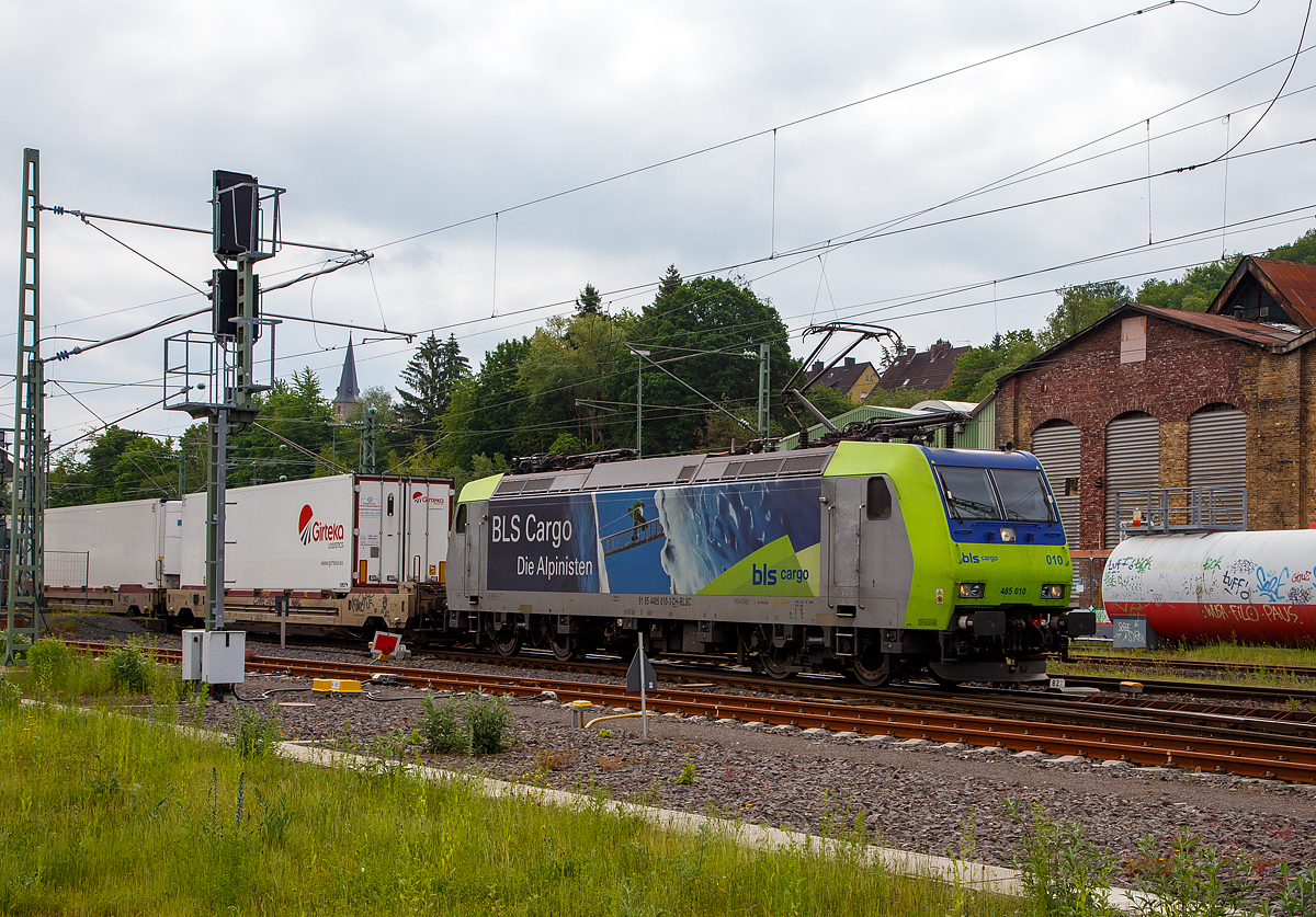 Die BLS Cargo 010, Re 485 010-3 (91 85 4485 010-3 CH-BLSC) fährt am 08.06.2021 mit einem KLV/CargoBeamer Alpinzug Domodossola- Kaldenkirchen, durch Betzdorf (Sieg) in Richtung Köln.

Die TRAXX F140 AC1 wurde 2003 von Bombardier in Kassel unter der Fabriknummer 33561 gebaut und an die BLS Cargo geliefert. Die Loks sind nur für die Schweiz und Deutschland zugelassen. 