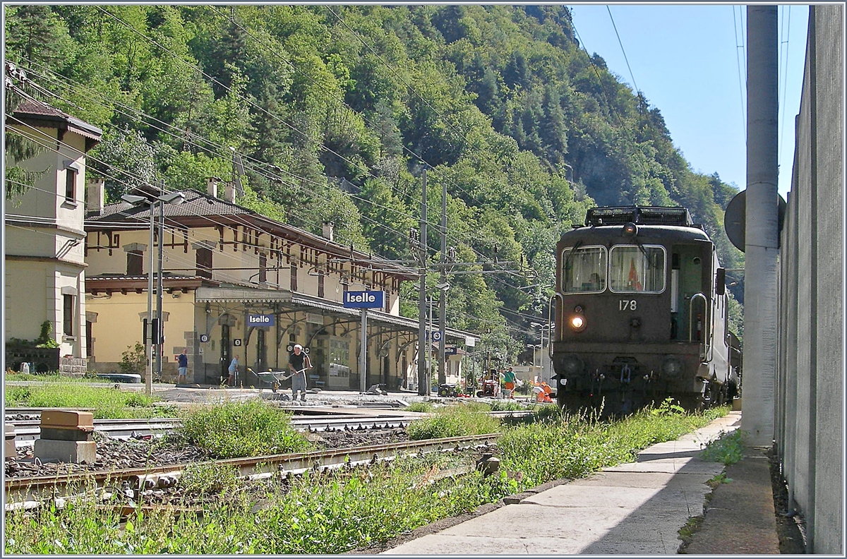 Die BLS Re 4/4 178  Schwarzenburg  ist mit ihrem Tunnelautozug in Iselle nun bald für die Rückfahrt bereit, doch vorerst muss noch die Führerstandskabine gelüftet werden. 

19. August 2020