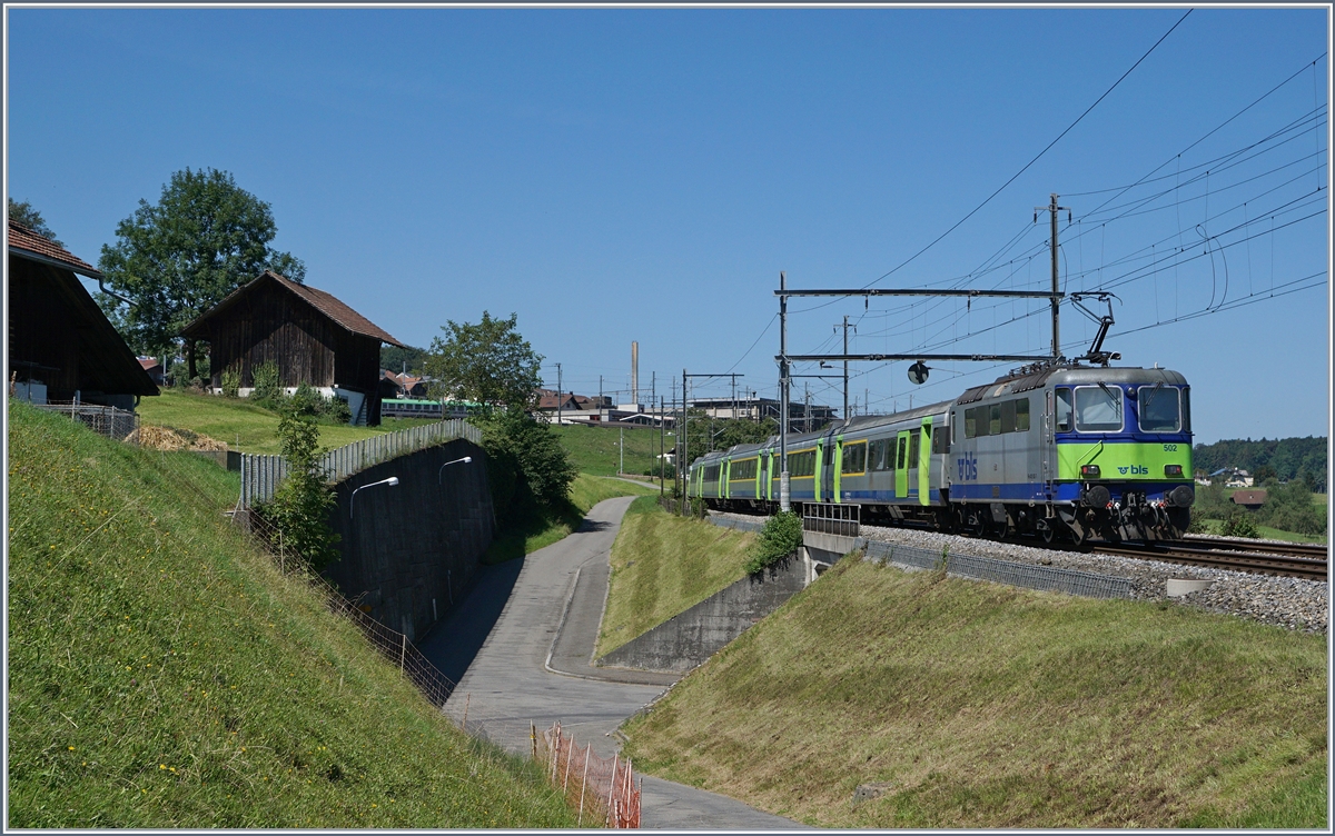 Die BLS Re 4/4 II 502 schiebt kurz vor Spiez ihren RE von Interlaken Ost Richtung Zweisimmen.
14. August 2016  