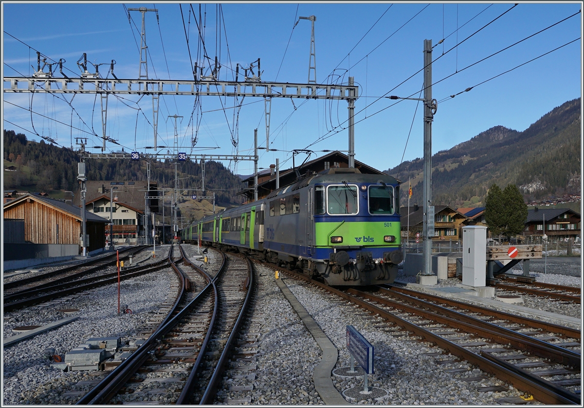 Die BLS Re 4/4 II 501 erreicht mit ihrem RE 4073 von Interlaken Ost ihr Ziel Zweisimmen. Neben dem schöne Zug ist auch ein Blick auf die Gleis- und Fahrleitungsanlage im Linken Bildteil interessant: Auf dem nach links führenden Gleis wird ab Dezember 2022 die Schmalspurlok den Umspurzug Montreux - Interlaken - Montreux verlassen bzw. zu diesem gelangen. Dieses Manöver benötigt auch eine Umstellung der Fahrleitungsspannung, was an den recht zahlreichen Umschaltern auf dem Fahrleitungsmast zeigt. 

25. November 2020