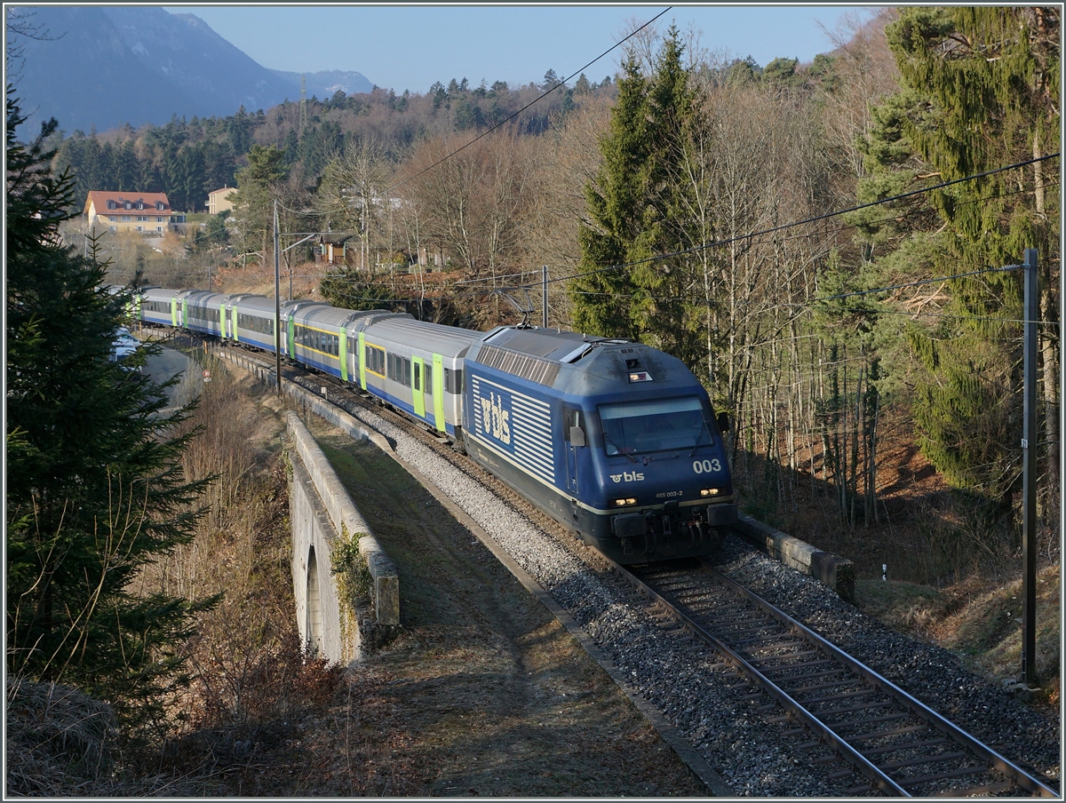 Die BLS Re 465 003-2 hat mit ihrem RE von Bern nach La Chaux de Fonds die Spitzkehre Chambrelien verlassen und fährt nun Richtung La Chaux de Fonds.
18. März 2016
