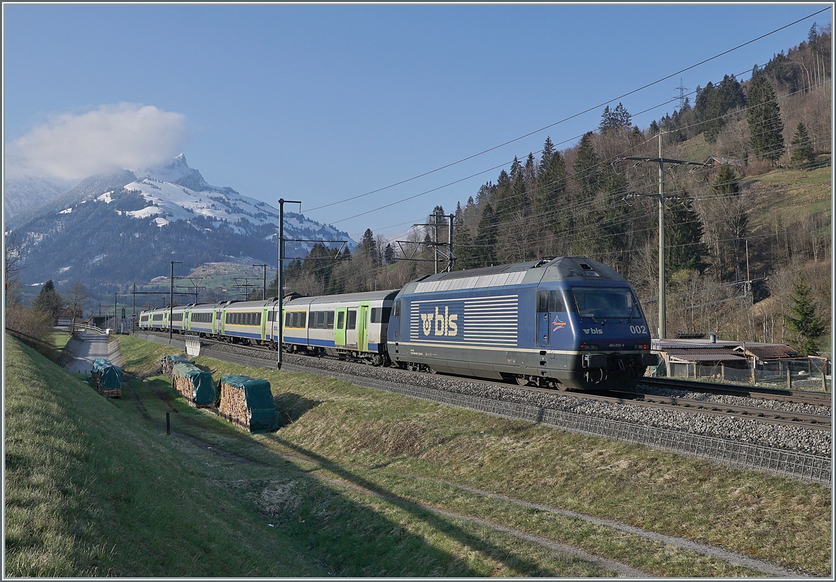 Die BLS Re 465 006-5 erreicht mit ihrem Regionalzug von Spiez nach Frutigen den Bahnhof von Mülenen. 

14. April 2021