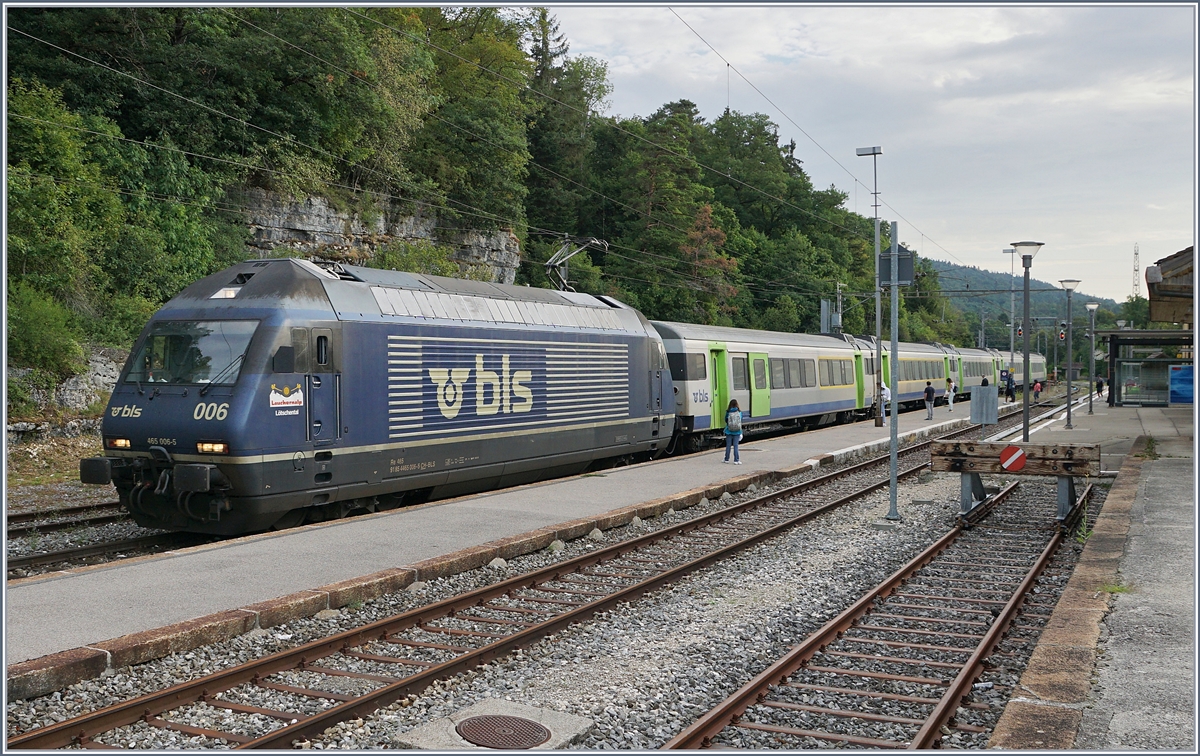 Die BLS Re 465 006 wendet im Spitzkehrbahnhof von Chambrelien mit ihrem RE von Bern nach La Chaux-de-Fonds. 

12. August 2020  