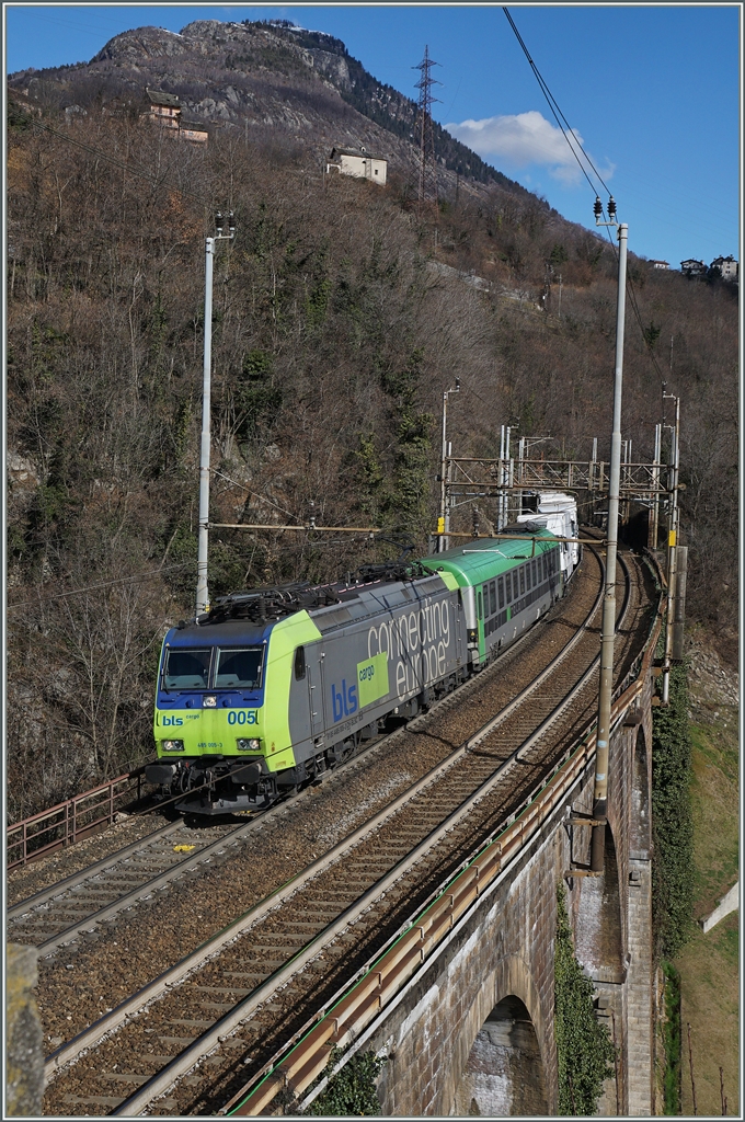 Die BLS Re 485 005-3 erreicht mit ihrer RoLa Pregila. 
19. Feb. 2016