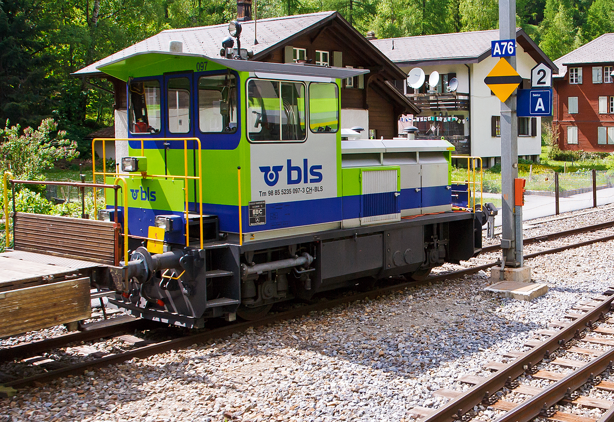 Die BLS Tm 2/2 - 097 bzw. Tm 235 097-3 (Tm 98 85 52 35 095-7 CH-BLS), ex BN 97 (Bern-Neuenburg-Bahn), abgestellt am 28.05.2012 bei Bahnhof Goppenstein, aufgenommen aus dem fahrenden Zug. Die diesel-elektrische Rangierlok wurde 1984 von Stadler unter der Fabriknummer 164 gebaut, der elektr. Teil von BBC, der Dieselmotor ist von Mercedes-Benz.

TECHNISCHE DATEN:
Spurweite:  1.435 mm (Normalspur)
Achsfolge: B
L�nge �ber Puffer: 7.950 mm
Achsabstand: 4.050 mm
Eigengewicht: 29 t
H�chstgeschwindigkeit: 80 km/h (geschleppt 75 km/h)
Leistung: 350 kW
Motor: 12-Zylinder Mercedes-Benz Dieselmotor
Raddurchmesser: 960 mm 
Bremse:  OP, Wb, Hf