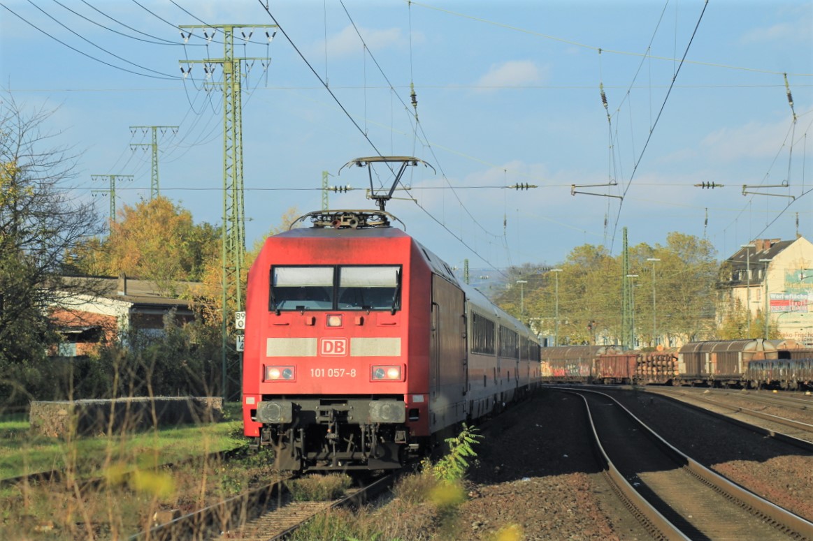 Die BR 101 057-8 zieht ihren InterCity am 04.11.2017 durch Koblenz-L�tzel in Richtung Koblenz Hbf.