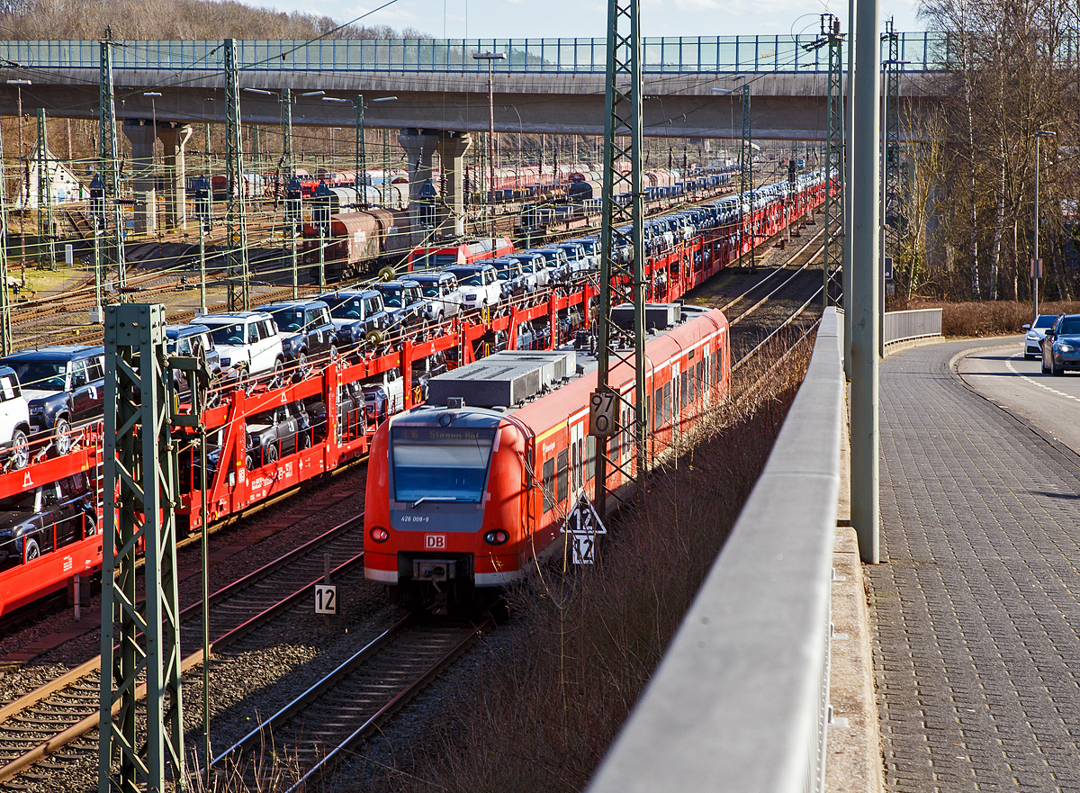 Die BR 426 in Form der 2-teiliger Stadler FLIRT (BR 426.1) sind normal auf der Ruhr-Sieg-Strecke, nun am 23.02.2022 aber habe ich auch Babyquietschie bzw. Erdbeerkörbchen der BR 426.0 als RE 16  Ruhr-Sieg-Express  (Essen – Hagen – Siegen) sehen können.

Der zweiteilige DB Babyquietschie 426 508-8 / 426 008-9 „Besseringen“ (94 80 0426 508-8 D-DB und 94 80 0426 008-9 D-DB) der DB Regio fährt am 23.02.2022, als RE 16  Ruhr-Sieg-Express  (Essen – Hagen – Siegen), von Kreuztal weiter in Richtung Siegen.

Der zweiteilige ET wurde 2001 von Deutsche Waggonbau AG im Werk Halle-Ammendorf unter den Fabriknummern 6/508/2 und 6/008/1 gebaut.

Hier in Kreuztal staute sich etwas der Güterbahnverkehr, da die Ruhr-Sieg-Strecke entlang der Lenne (durchs Sauerland) an diesem Tag nur eingleisig befahrbar war. So steht hier links die 185 053-6 mit einem sehr langen Autotransportzug und dahinter steht noch die 185 248-2.