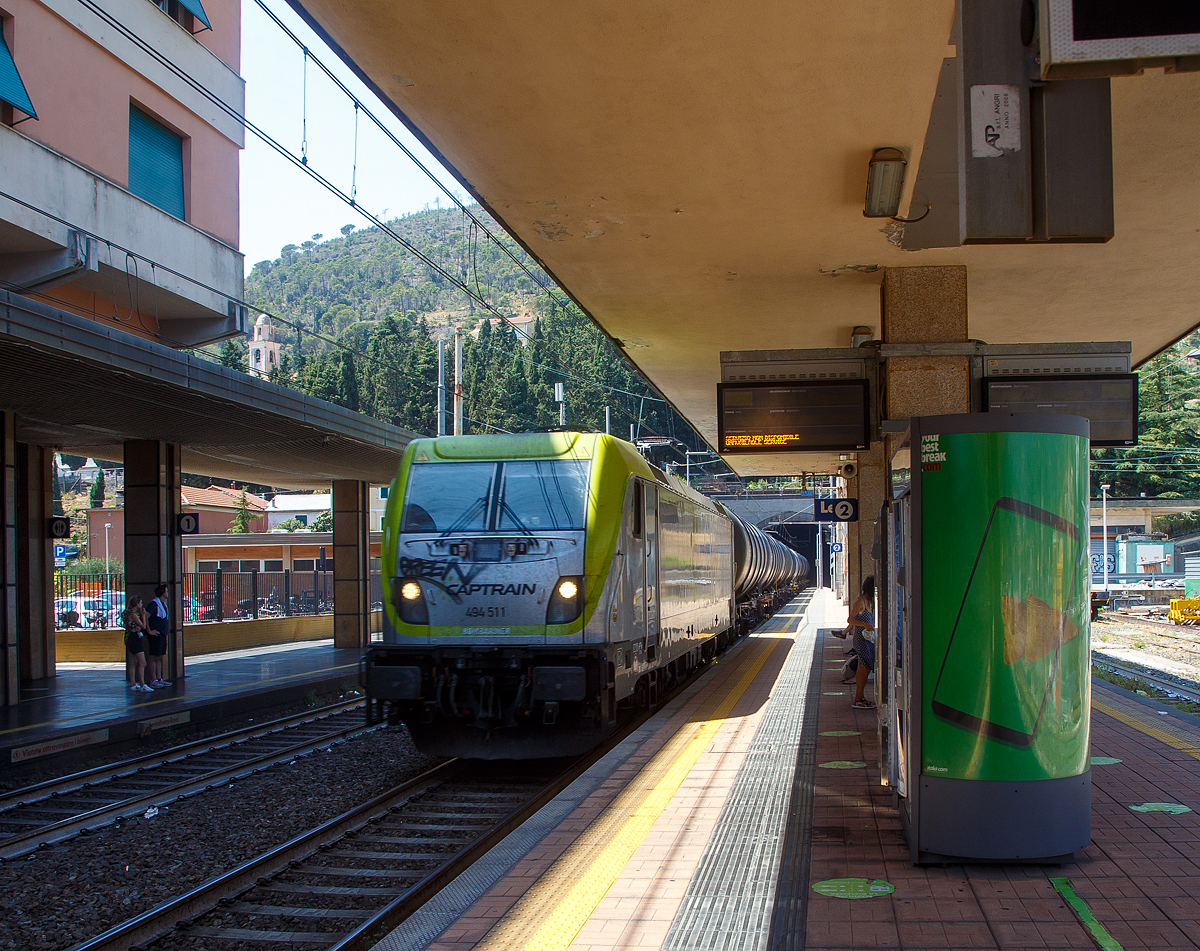 Die CAPTRAIN 494 511, eine Bombardier TRAXX F140 DC3 LM (mit Last-Mile-Modul), f�hrt am 22.07.2022 mit einem Kesselwagenzug durch den Bahnhof Levanto in Richtung La Spezia.
