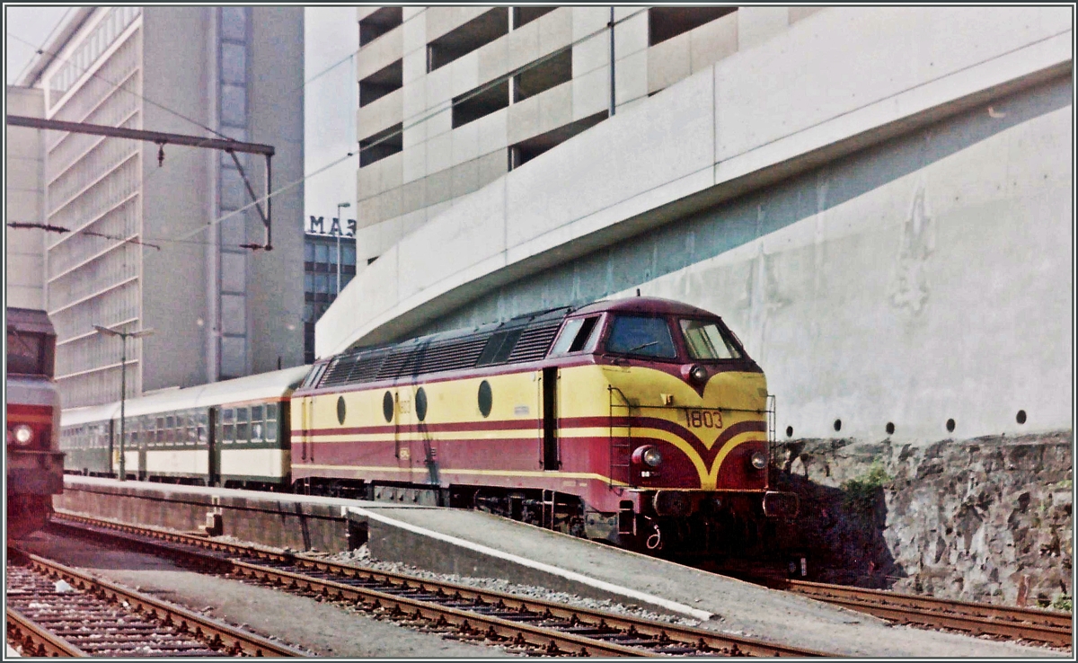 Die CFL 1803 wartet mit einem Regionalzug (?) auf die Abfahrt Richtung Norden.
Luxembourg, im Augsut 1987