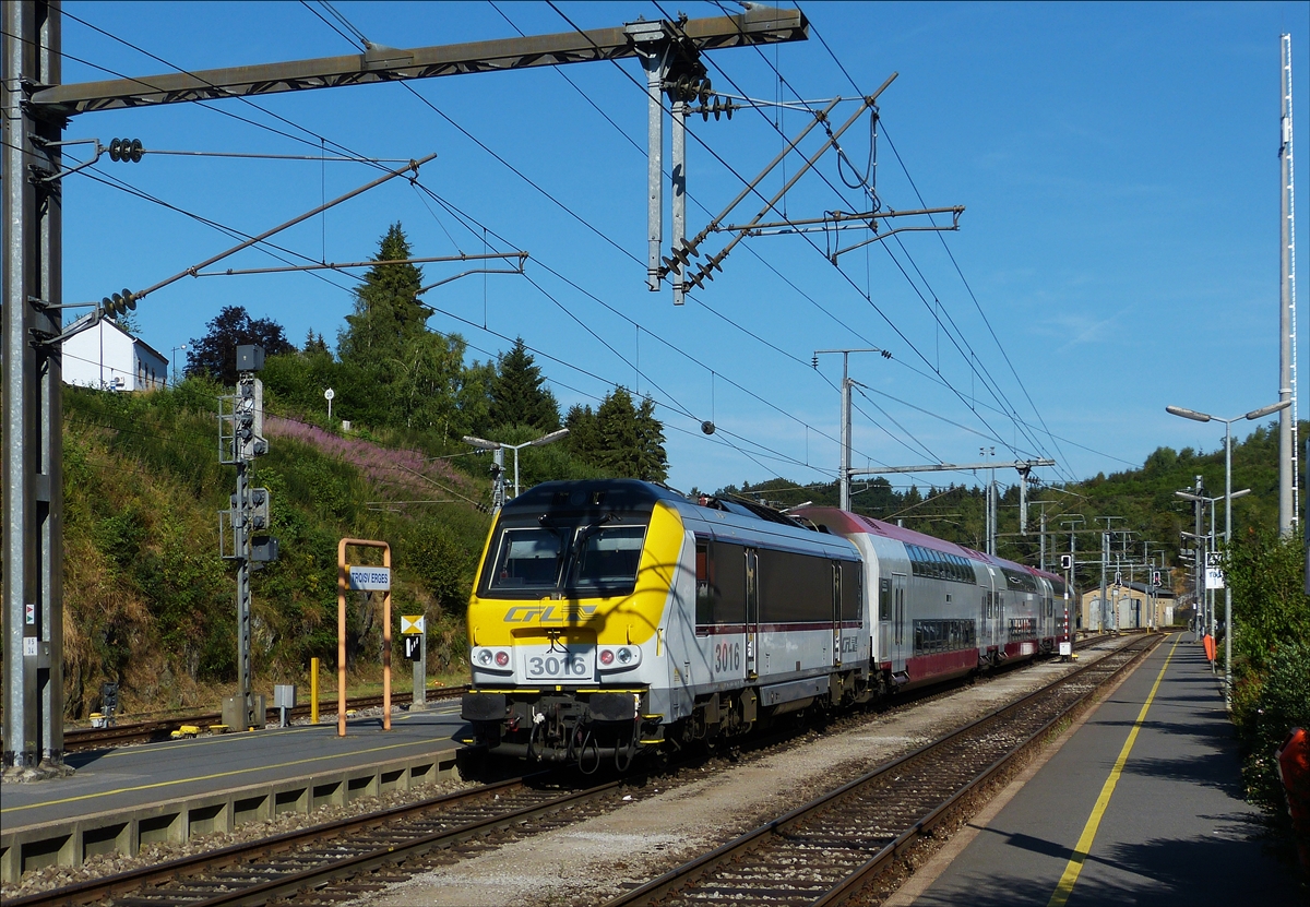 Die CFL Lok 3016 hat ihren Zug aus Luxemburg nach Troisvierges geschoben und steht nun abgeb�gelt am Bahnsteig, bis sie in einer Stunde den Zug wieder zur�ck nach Luxemburg zieht. 02.08.2018 (Hans)