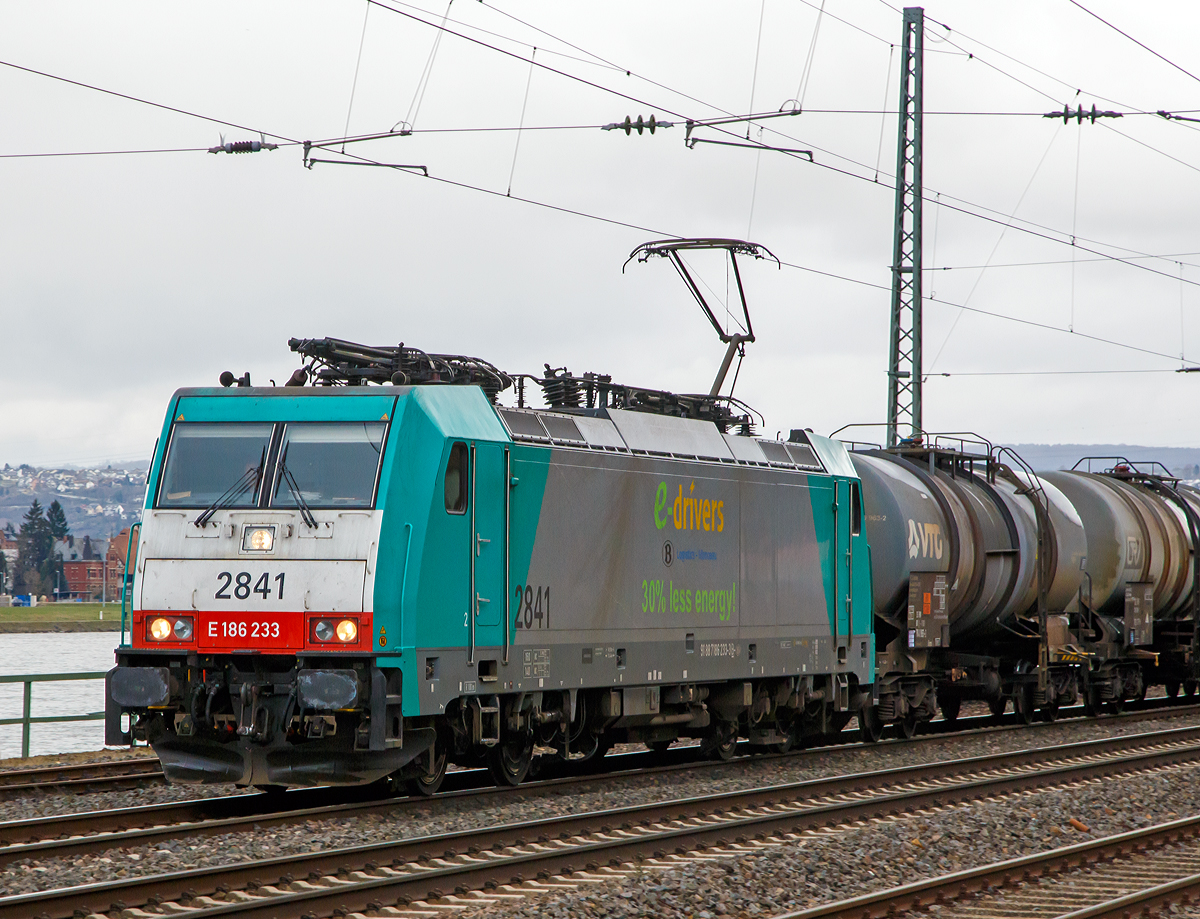 
Die  Cobra  2841, alias E 186 233 (91 88 7186 233-3 B-B) zieht am 03.03.2016 einen Kesselwagenzug durch Koblenz-Ehrenbreitstein in Richtung Süden. 

Die TRAXX F140 MS wurde 2009 von Bombardier Transportation GmbH in Kassel unter der Fabriknummer 34482  gebaut. Sie hat die Zulassungen für Belgien und die Niederladen (160 km/h), sowie Deutschland und Österreich (140 km/h). Eigentümer ist die  Alpha Trains NV/SA (Antwerpen) und ist an die COBRA vermietet. COBRA steht für Corridor Operations NMBS/SNCB DB Schenker Rail N. V.(Brüssel).