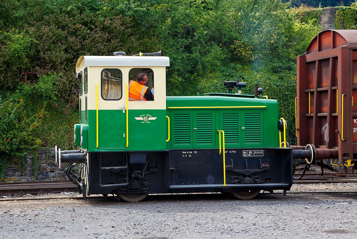 Die D8 eine Jung RK 8 B der Brohltal Eisenbahn (BEG), ex. R. Folgolin, Neuwied, ex Zementfabrik Bonn, am 03.08.2020 in Brohl-Lützing auf der Gleisanlage Rheinanlage, beim Rangieren von zwei Güterwagen. Es fand eine praktische Ausbildung von Rangierbegleitern stand.

Die Lok ist eine Normalsprur Diesellok vom Typ Jung RK 8 B, sie wurde 1972 von Jung unter der Fabriknummer 14128 gebaut und an die Bonner Zementwerk AG (ab 1987 Dyckerhoff AG) geliefert. Im Jahre 1987 ging sie an Dyckerhoff AG, Zementwerk Neuwied (Rhein) und 2003 an Richard Fogolin GmbH, Bendorf bis sie im November 2005 zur Brohltalbahn (BEG) kam.

Die Jung RK 8 B ist eine Diesellokomotive, die von der Arnold Jung Lokomotivfabrik in Kirchen (Sieg) in wenigstens zwölf Exemplaren gebaut wurde. Sie war vor allem für den Rangiereinsatz im Werksdienst vorgesehen.

Die Typenbezeichnung beschreibt die wesentlichen Merkmale der Lokomotive: Die ersten beiden Großbuchstaben gaben die Bauart der Maschine sowie die Art der Kraftübertragung an. Die nachfolgende Ziffer beschreibt mit Zehn multipliziert die Leistung in PS, der nachfolgende Großbuchstabe beschreibt die Achsfolge. Es handelt sich also um eine Regelspurlokomotive mit Kettenantrieb der Achsen vom (hydraulischen) Getriebe, einer Motorleistung von 80 PS und der Achsfolge B, also zwei angetriebenen Achsen. Dieses Bezeichnungsschema ist typisch für die Lokomotiven der dritten und vierten Generation von Jung-Diesellokomotiven. Die RK 8 B ist die leistungsschwächste von insgesamt fünf B-gekuppelten Lokomotivbauarten der dritten Generation.

Von der Jung RK 8 B wurde zwischen 1963 und 1972 in nur wenigen Exemplaren gebaut.

TECHNISCHE DATEN:
Baujahre: 1964 – 1972
Achsformel: B
Spurweite: 1.435 mm (Normalspur)
Länge über Puffer: 5.770 mm
Dienstmasse: 15 t
Installierte Leistung: 58,84 kW (80 PS)
Leistungsübertragung: hydraulisch, Antrieb der Achsen mit Kette