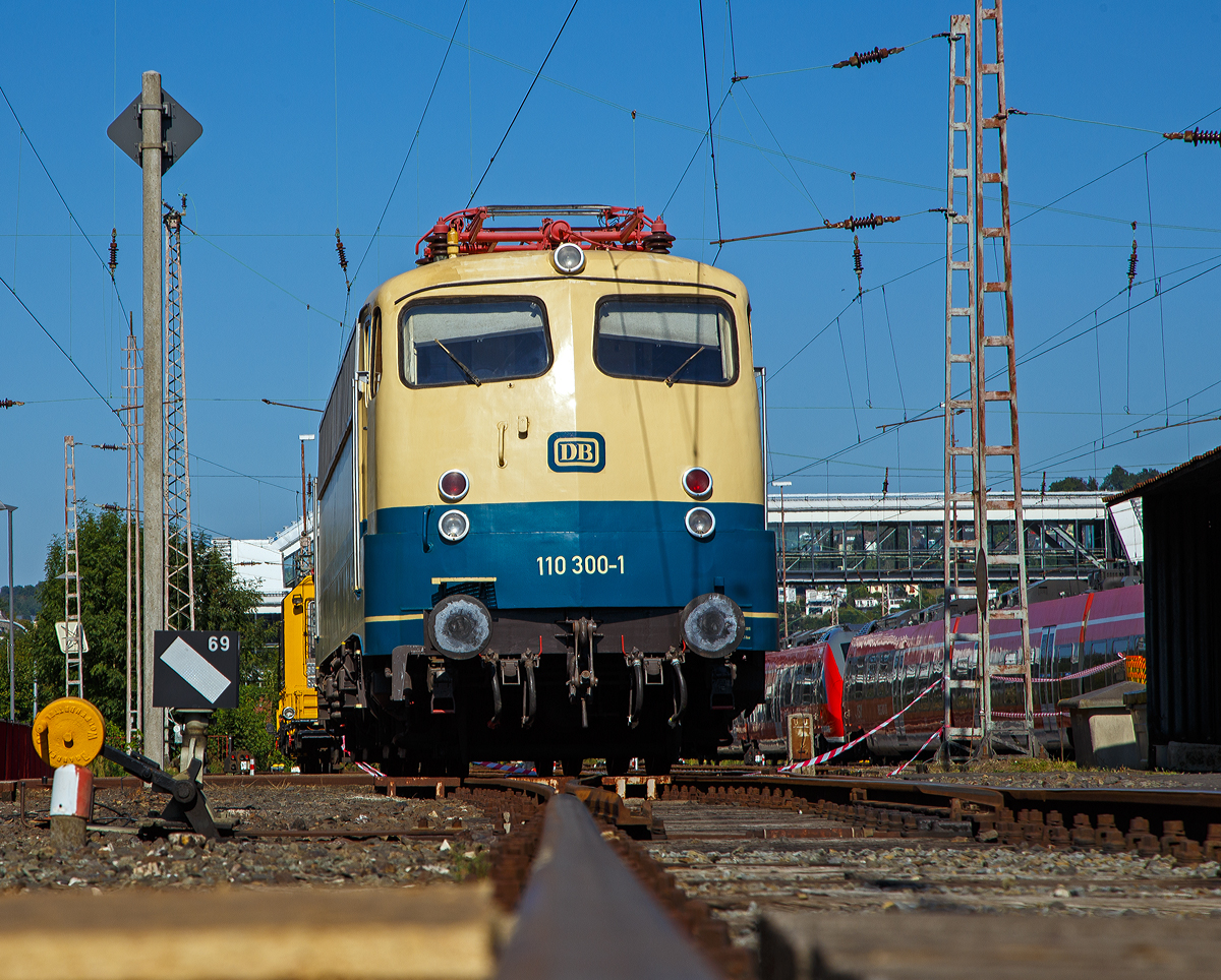 Die DB 110 300-1 (91 80 6110 300-1 D-DB), ex DB E 10 300, wurde am 24.08.2019 beim alljährliche Lokschuppenfest im Südwestfälischen Eisenbahnmuseum in Siegen präsentiert.

Die Bügelfalten E 10 wurde 1963 von der Krauss-Maffei AG in München-Allach unter der Fabriknummer 1897, der elektrische Teil ist von Siemens-Schuckert-Werke (SSW) in Berlin. Ihre letzte Einsatzfahrt hatte die Lok 2010. Seit 2011 ist sie vom DB Museum eine Dauerleihgabe an den Verein Baureihe E10 e.V. und beim Museum Koblenz-Lützel abgestellt. Im Jahr 2015 wurde die Lok in ozeanblau/beige um lackiert. Sie ist funktionsfähig hat aber kein HU.

Zur Erprobung von Komponenten für die DB-Baureihe E 03 wurden die Lokomotiven E 10 299 und E 10 300 für das Bundesbahn-Zentralamt München umgebaut.  Die Lokomotiven erreichten auf der Messstrecke von Bamberg nach Forchheim 1963 die Höchstgeschwindigkeit von 200 km/h. Bis zum November 1971 besaß die 110 300-1 Versuchsdrehgestelle für 200 km/h. Auch wurden auf ihr diverse Versuchsstromabnehmer erprobt. Zudem besaß sie NBÜ (Notbremsüberbrückung) und eP-Bremse (Elektropneumatische Bremse).

TECHNISCHE DATEN:
Spurweite: 1.435 mm
Achsanordnung:   Bo´Bo´   
Länge über Puffer:  16.440 mm 
Drehzapfenabstand:   7.900 mm   
Achsstand in den Drehgestellen:  3.400 mm   
Dienstgewicht:  86 t   
Achslast: 21 t   
Höchstgeschwindigkeit (zul.):  140 Km/h (Anfangs 200 km/h)
Anfahrzugkraft: 275 kN
Nennleistung:  3.700 kW (5.032 PS)
Anzahl Fahrmotoren  4   
Antriebsart: Gummiringfeder mit einseitigem Stirnradgetriebe   
Länge über Puffer:  16.440 mm 
Drehzapfenabstand:   7.900 mm   
Achsstand in den Drehgestellen:  3.400 mm   
Kleinster befahrbarer Radius:  100 m   
Stromsystem:  Einphasen-Wechselstrom 15 000 V, 16 2/3 Hz 
Elektrische Bremse: Gleichstrom-Widerstandsbremse
